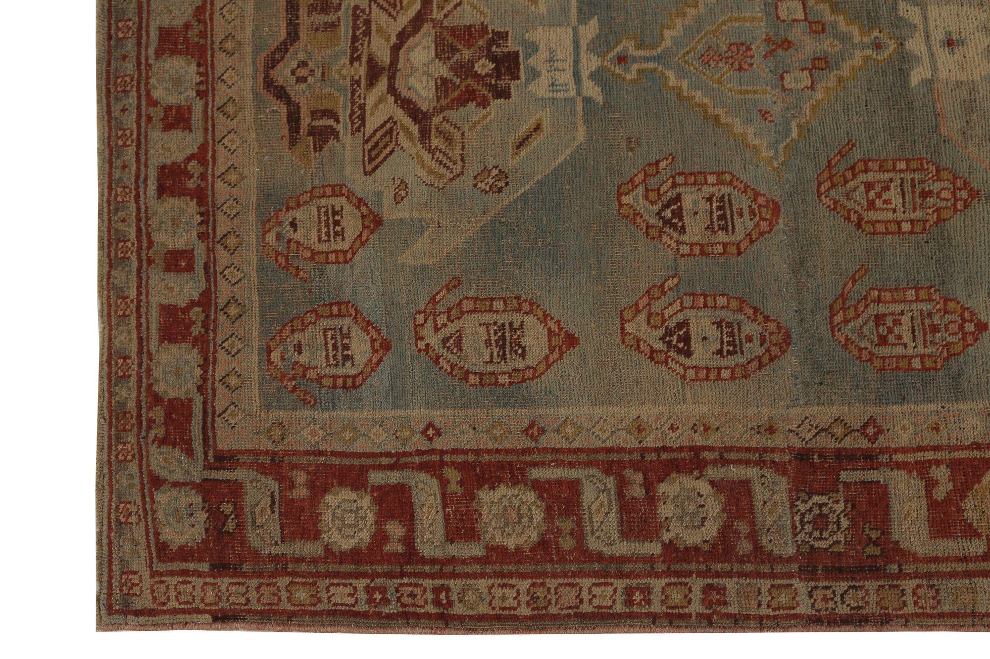 Entdecken Sie die Eleganz des persischen Bijar mit Teppichen aus der Zeit um 1910. Dieses exklusive Design aus Wolle und ElfenbeinHellblauRot ist perfekt, um Ihren Raum zu verschönern.