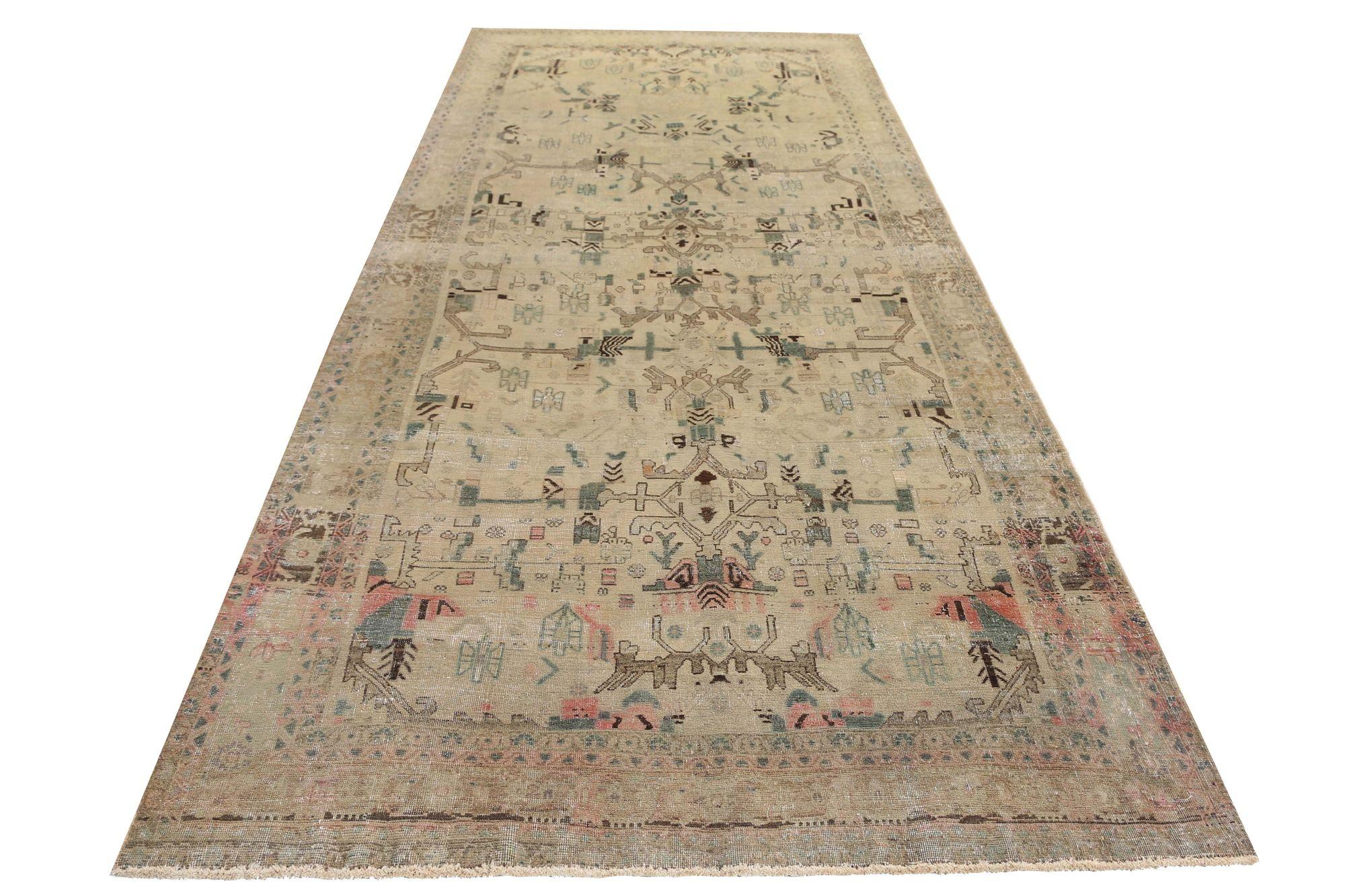 Découvrez l'élégance des tapis persans Bijar de Circa 1880. Conçu avec de la laine et de l'IvoryTaupe, ce design exclusif est parfait pour mettre en valeur votre espace.