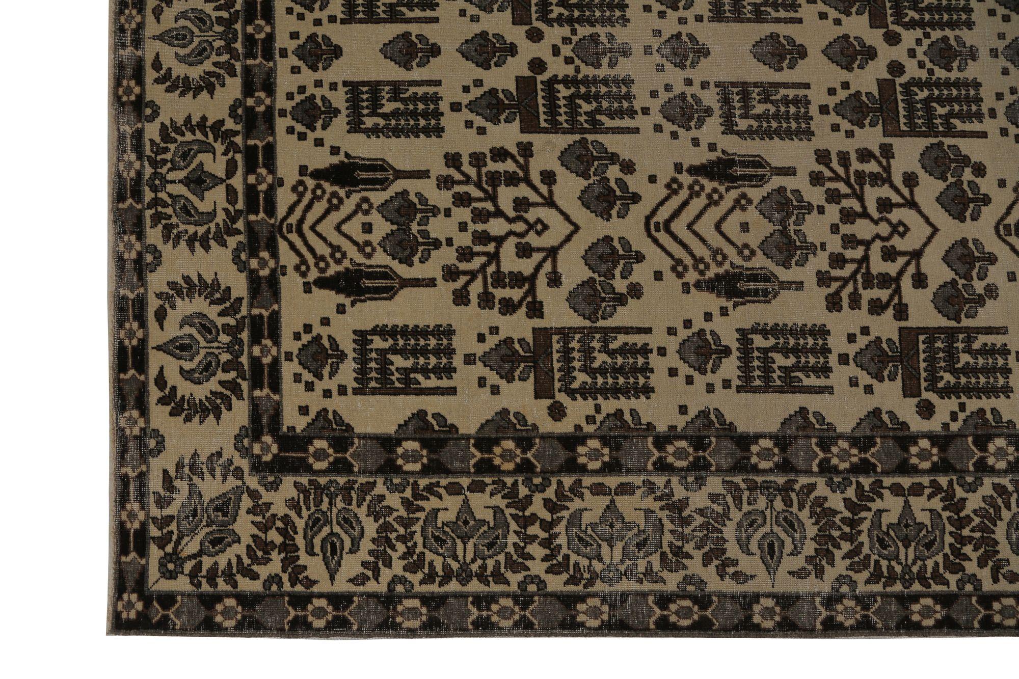 Scopri l'eleganza dei tappeti persiani Bijar, caratterizzati da un'area CIRCA del 1940. Progettato con lana e IvoryTaupe, questo design esclusivo è perfetto per valorizzare il tuo spazio.