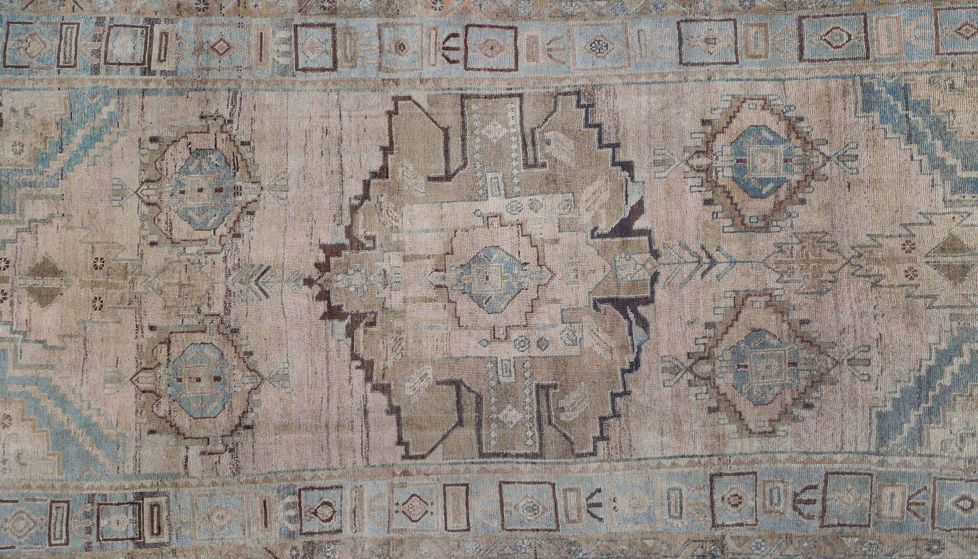 Entdecken Sie die Eleganz des persischen Bijar mit Teppichen aus der Zeit um 1880. Dieses exklusive Design aus Wolle und Light BluePink ist perfekt, um Ihren Raum zu verschönern.