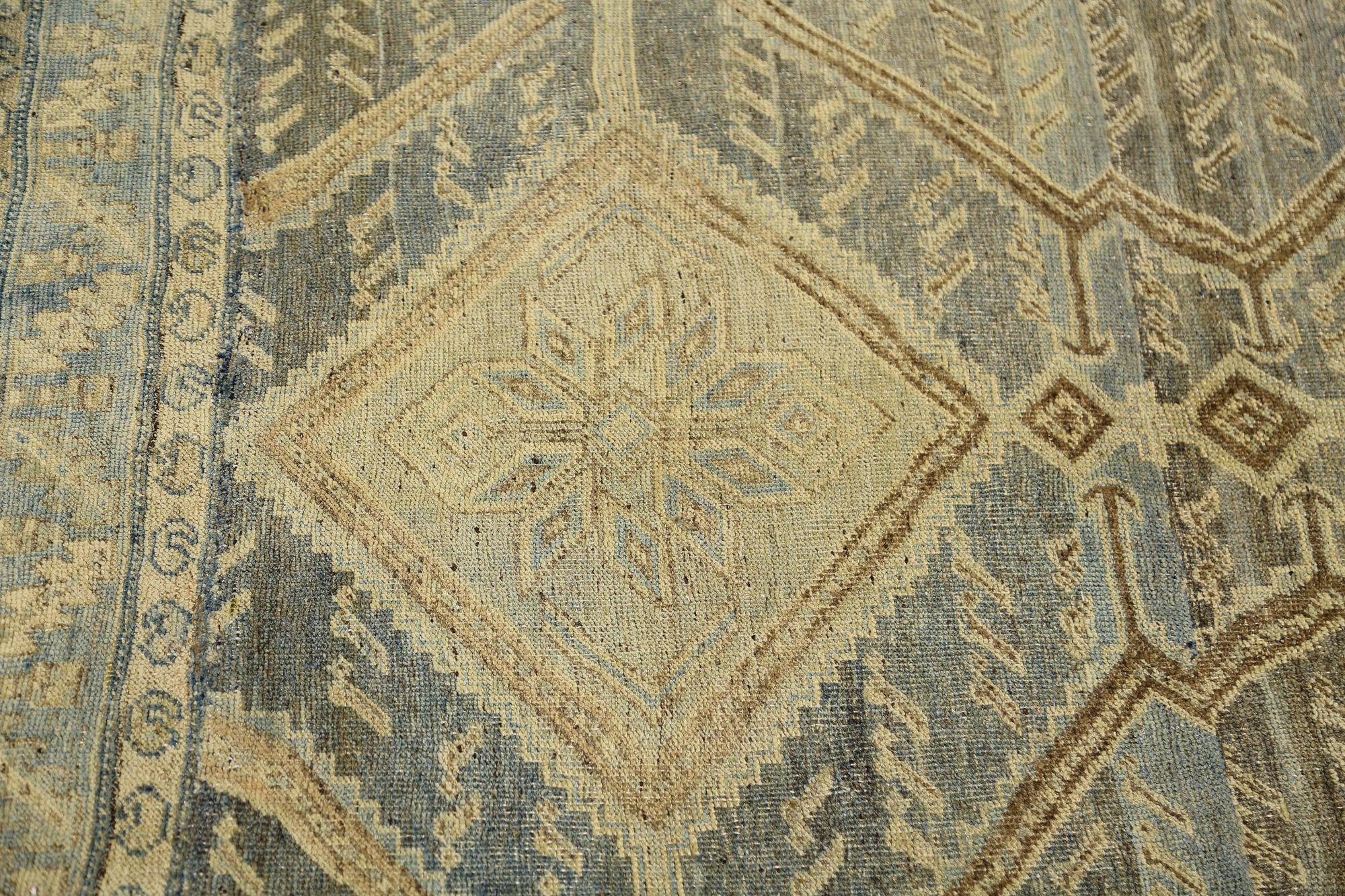 Scopri l'eleganza dei tappeti persiani Bijar, caratterizzati da un'area CIRCA del 1910. Progettato con lana e sfumature di grigio/argento-tortora, questo design esclusivo è perfetto per valorizzare il tuo spazio.