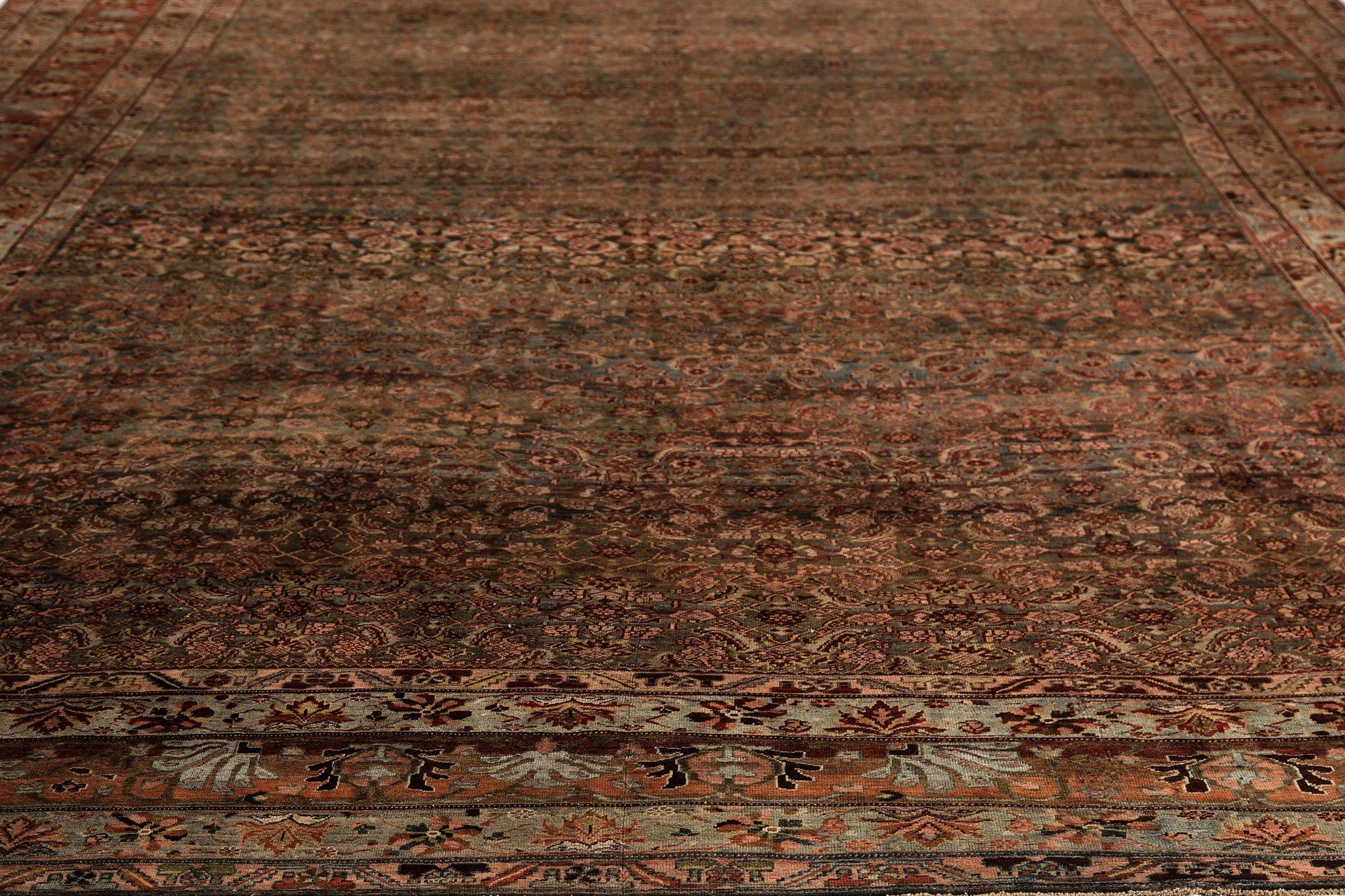 Entdecken Sie die Eleganz des persischen Bijar mit dem Over-Size-Teppich aus der Zeit um 1910. Dieses exklusive Design aus Wolle und Blau ist perfekt, um Ihren Raum zu verschönern.