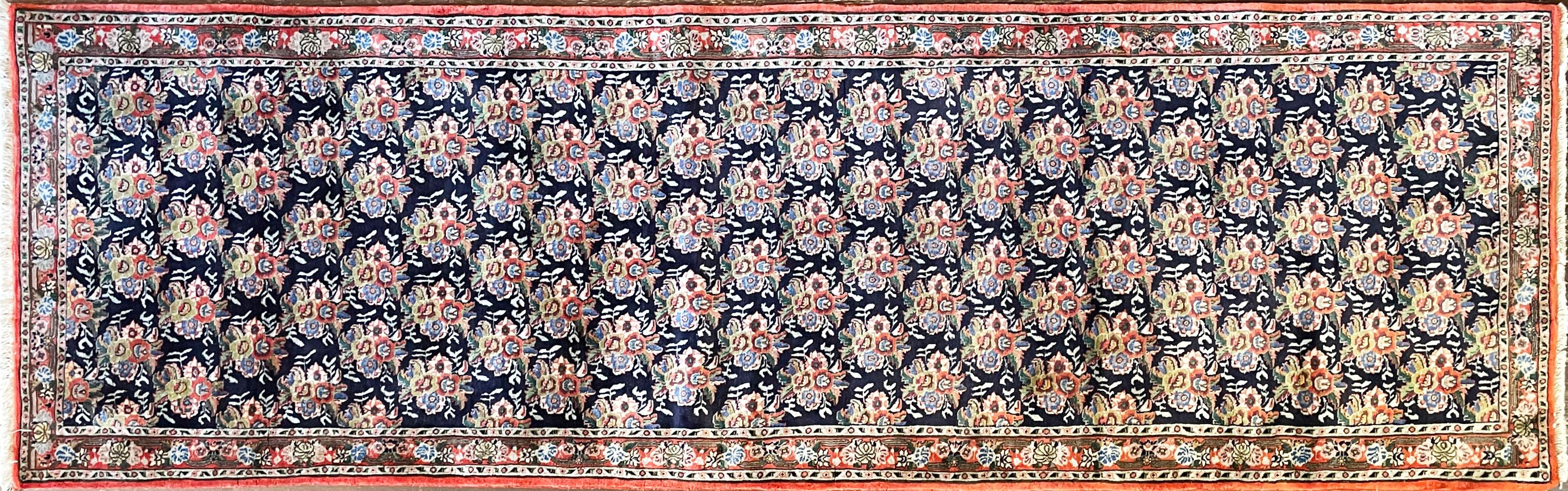 Exquisit  Persisch-kurdischer Bijar-Läufer - ein zeitloses Kunstwerk

Treten Sie ein in eine Welt von fesselnder Schönheit mit diesem absolut atemberaubenden persisch-kurdischen Bijar  Teppich, der aus den 1960er Jahren stammt. Mit den Maßen 2'11