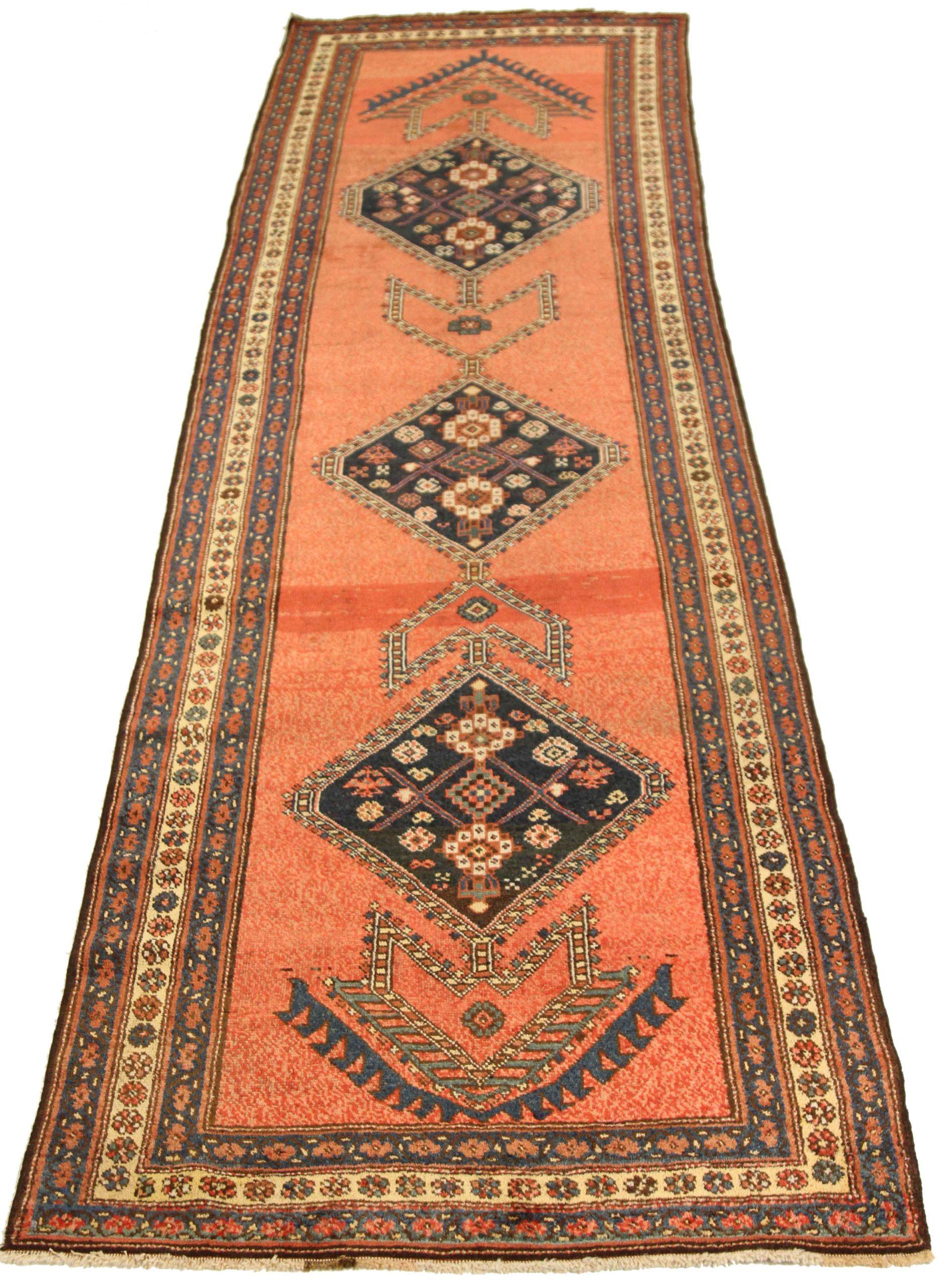 Entdecken Sie die Eleganz des persischen Bijar mit dem Läufer aus der Zeit um 1880. Dieses exklusive Design, das mit viel Liebe zum Detail entworfen wurde, ist perfekt, um Ihren Raum zu verschönern.