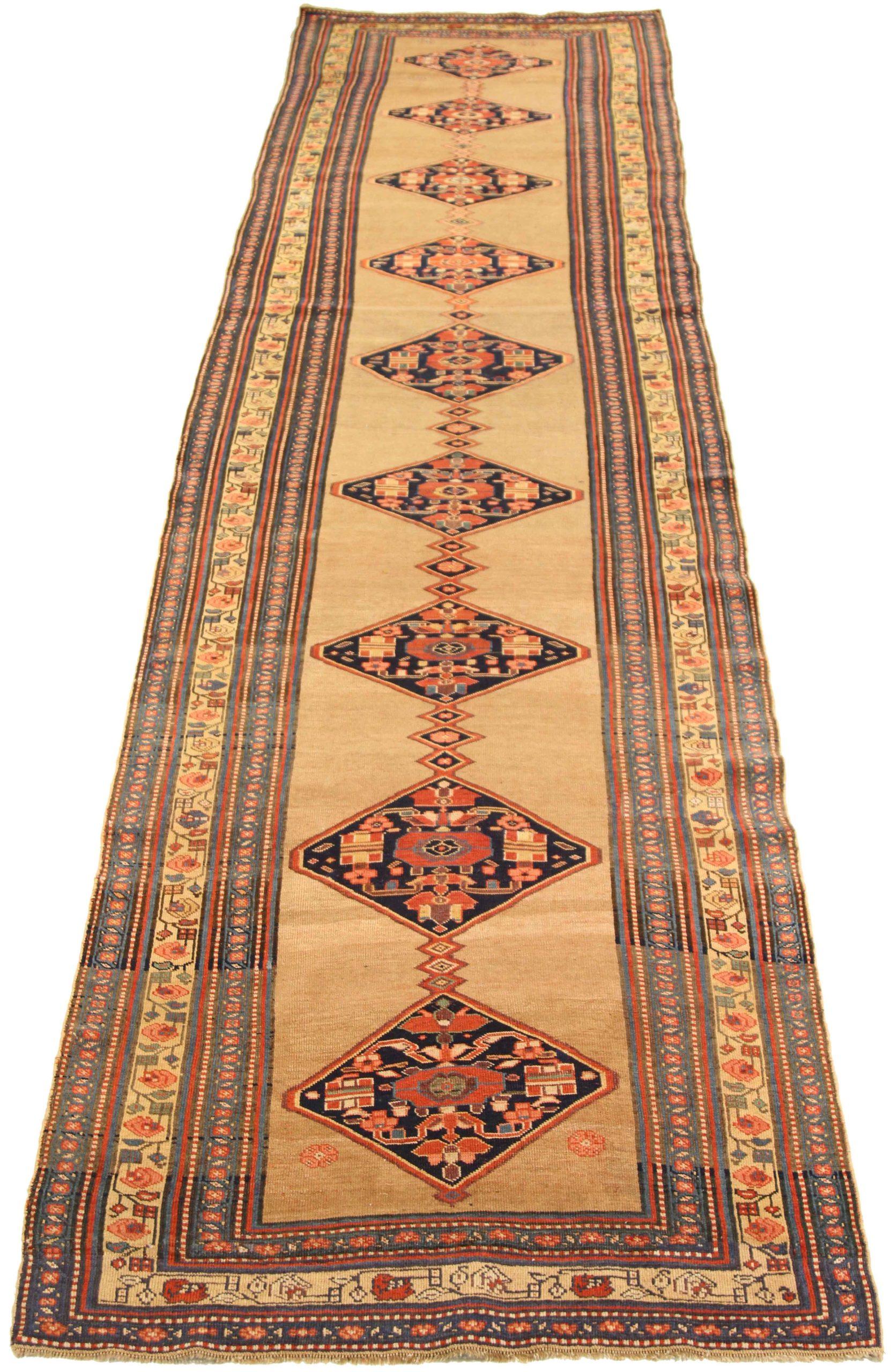 Entdecken Sie die Eleganz des persischen Bijar mit dem Läufer aus der Zeit um 1880. Dieses exklusive Design, das mit viel Liebe zum Detail entworfen wurde, ist perfekt, um Ihren Raum zu verschönern.