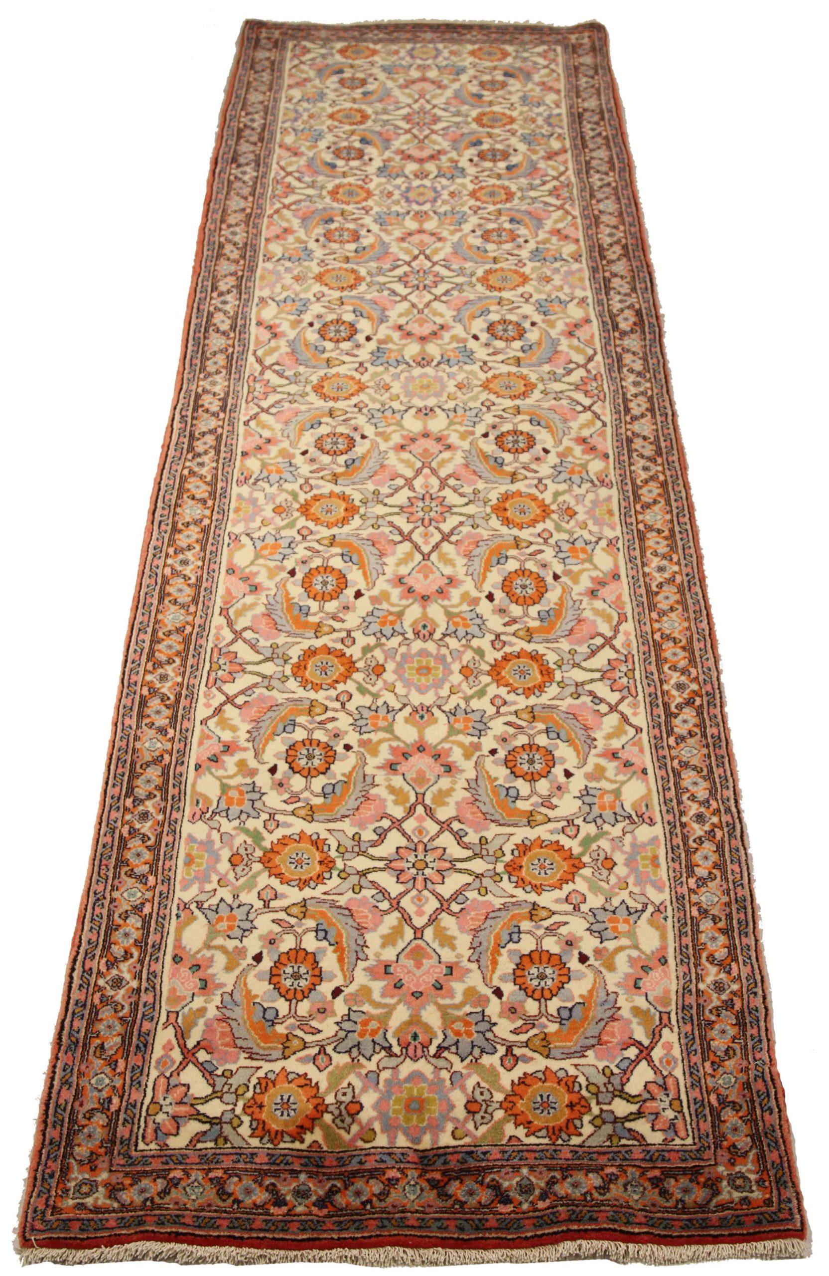 Scopri l'eleganza del tappeto persiano Bijar, caratterizzato da Runner Rug di CIRCA 1880. Progettato con una meticolosa attenzione ai dettagli, questo design esclusivo è perfetto per valorizzare il tuo spazio.