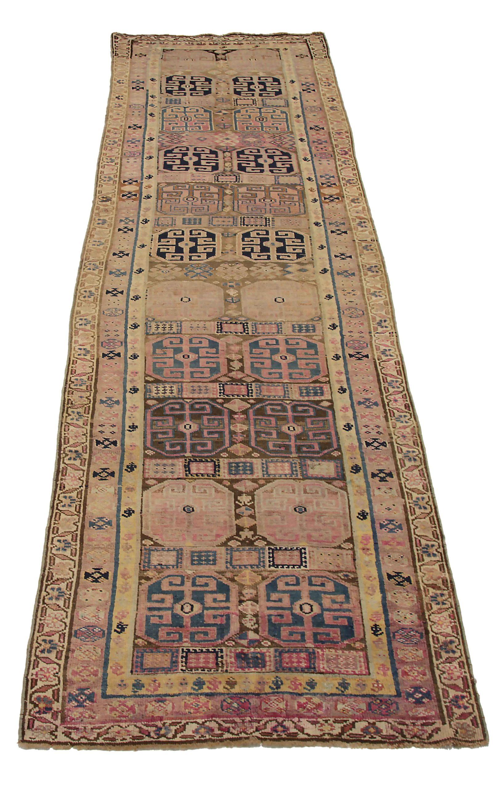 Entdecken Sie die Eleganz des persischen Bijar mit dem Läufer aus der Zeit um 1880. Dieses exklusive Design, das mit viel Liebe zum Detail entworfen wurde, ist perfekt, um Ihren Raum zu verschönern.