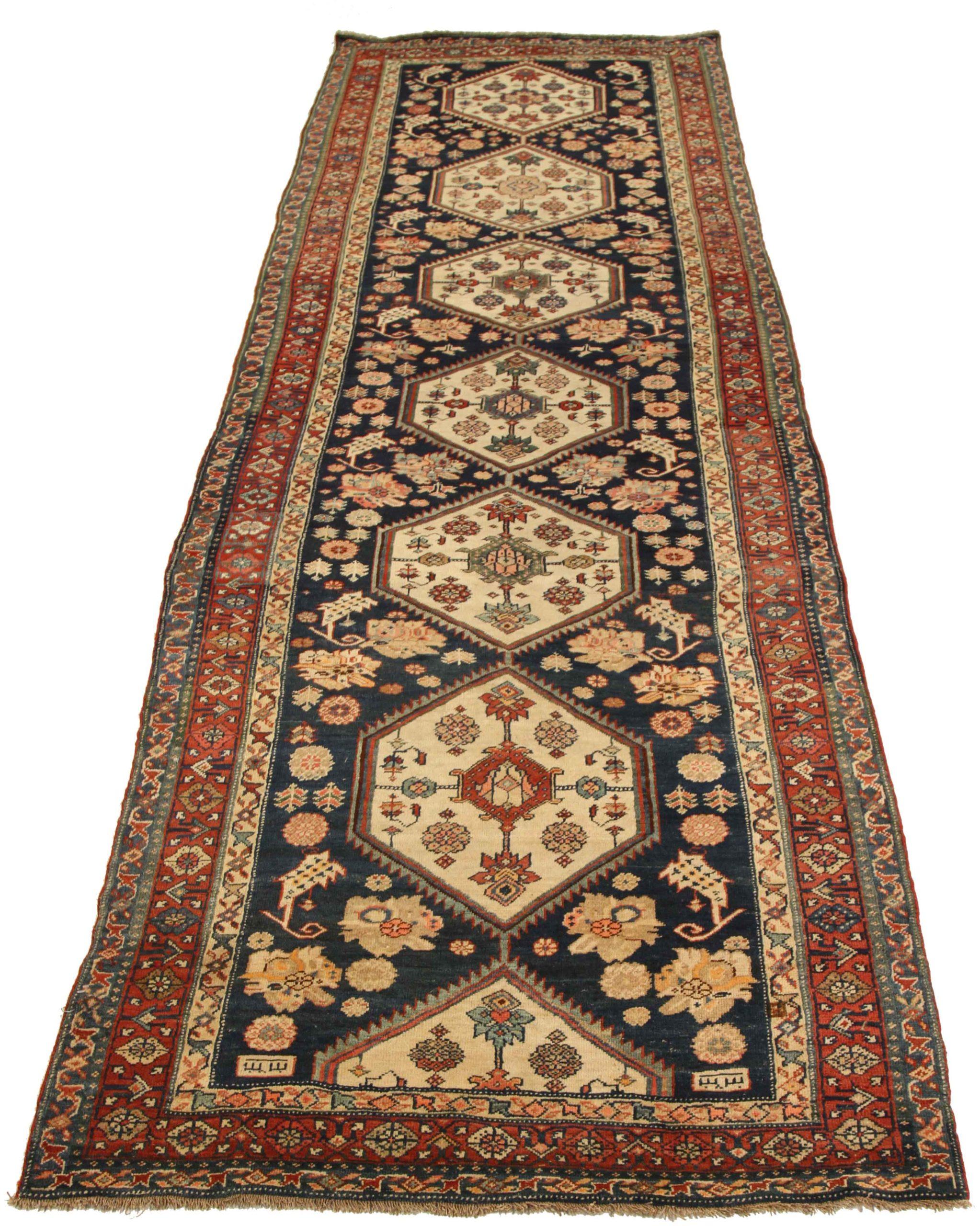 Entdecken Sie die Eleganz des persischen Bijar mit dem Läufer aus der Zeit um 1880. Dieses exklusive Design, das mit viel Liebe zum Detail entworfen wurde, ist perfekt, um Ihren Raum zu verschönern.
