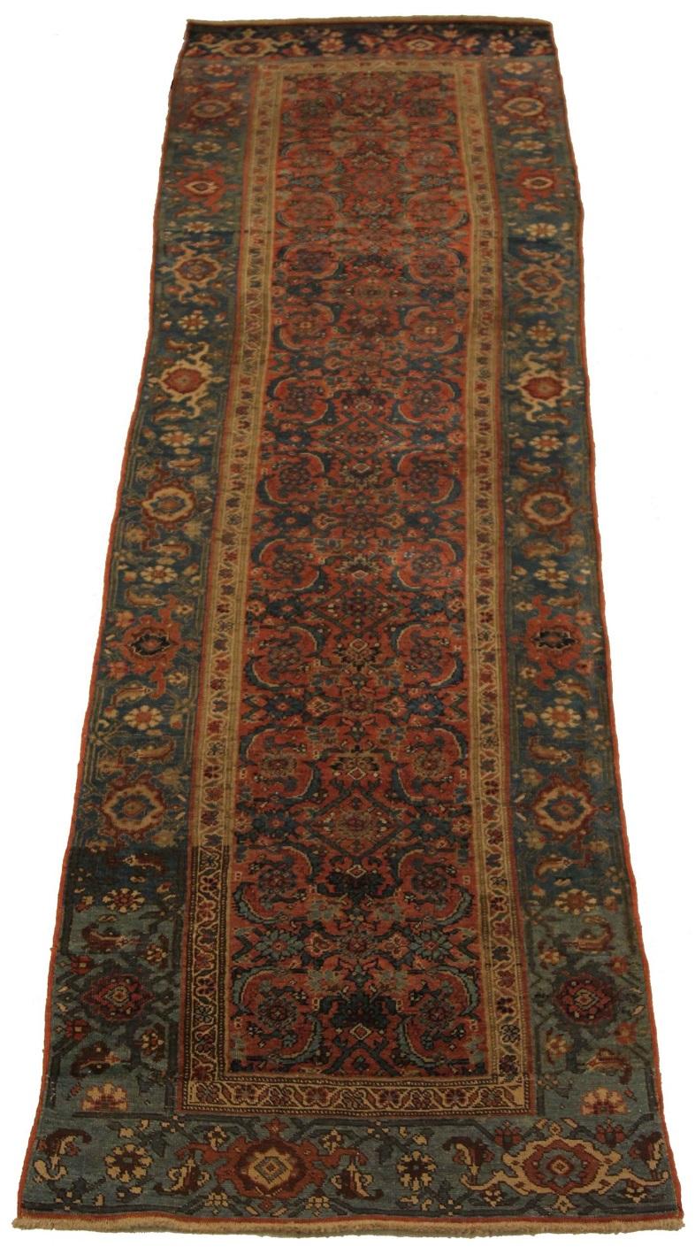 Découvrez l'élégance du tapis de course persan Bijar, datant de 1880. Conçu avec Wool et BlueRedYellow, ce design exclusif est parfait pour mettre en valeur votre espace.