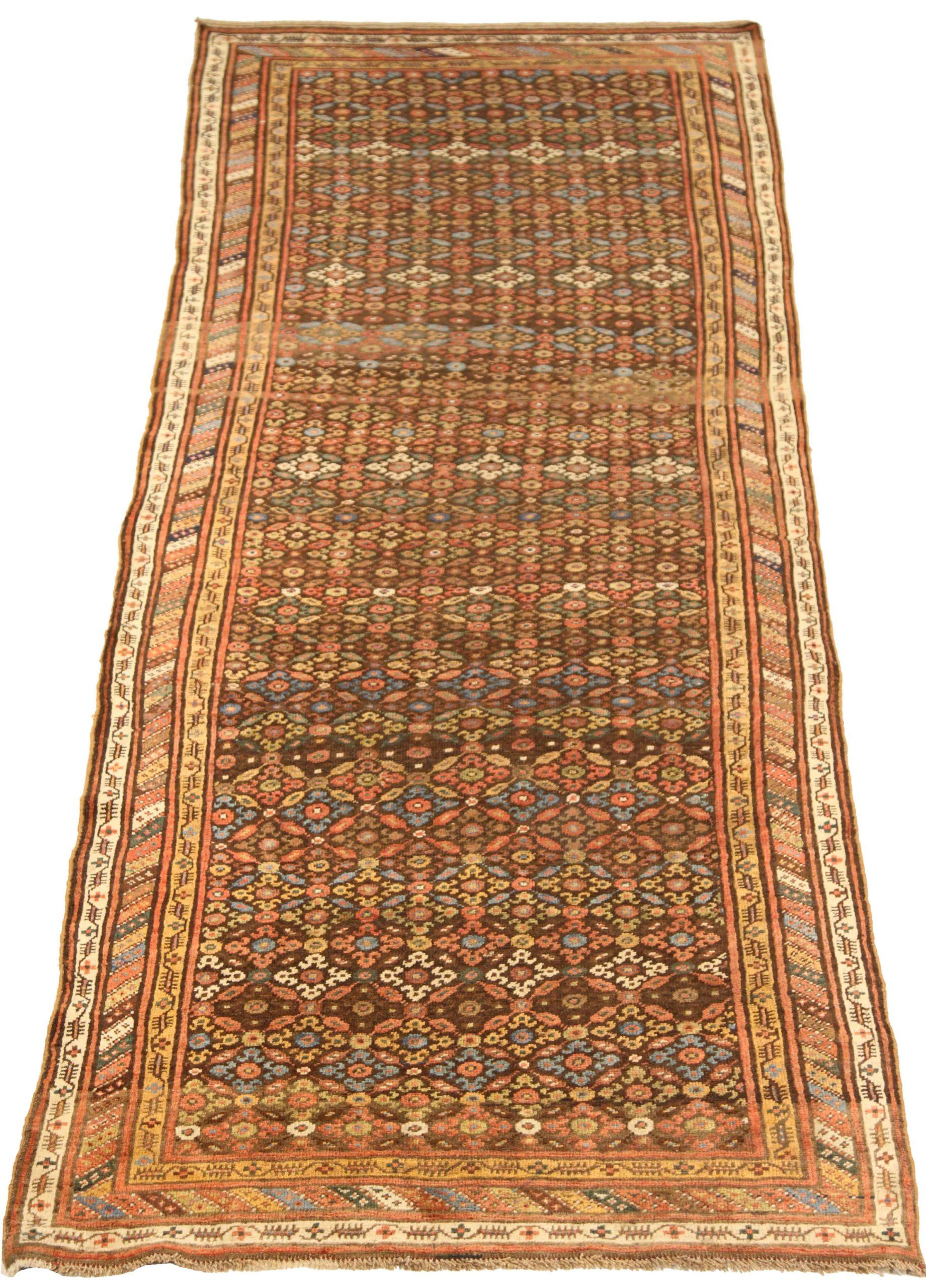 Entdecken Sie die Eleganz des persischen Bijar mit dem Läufer aus der Zeit um 1880. Dieses exklusive Design aus Wolle und BlauBraunElfenbeinRot ist perfekt, um Ihren Raum zu verschönern.