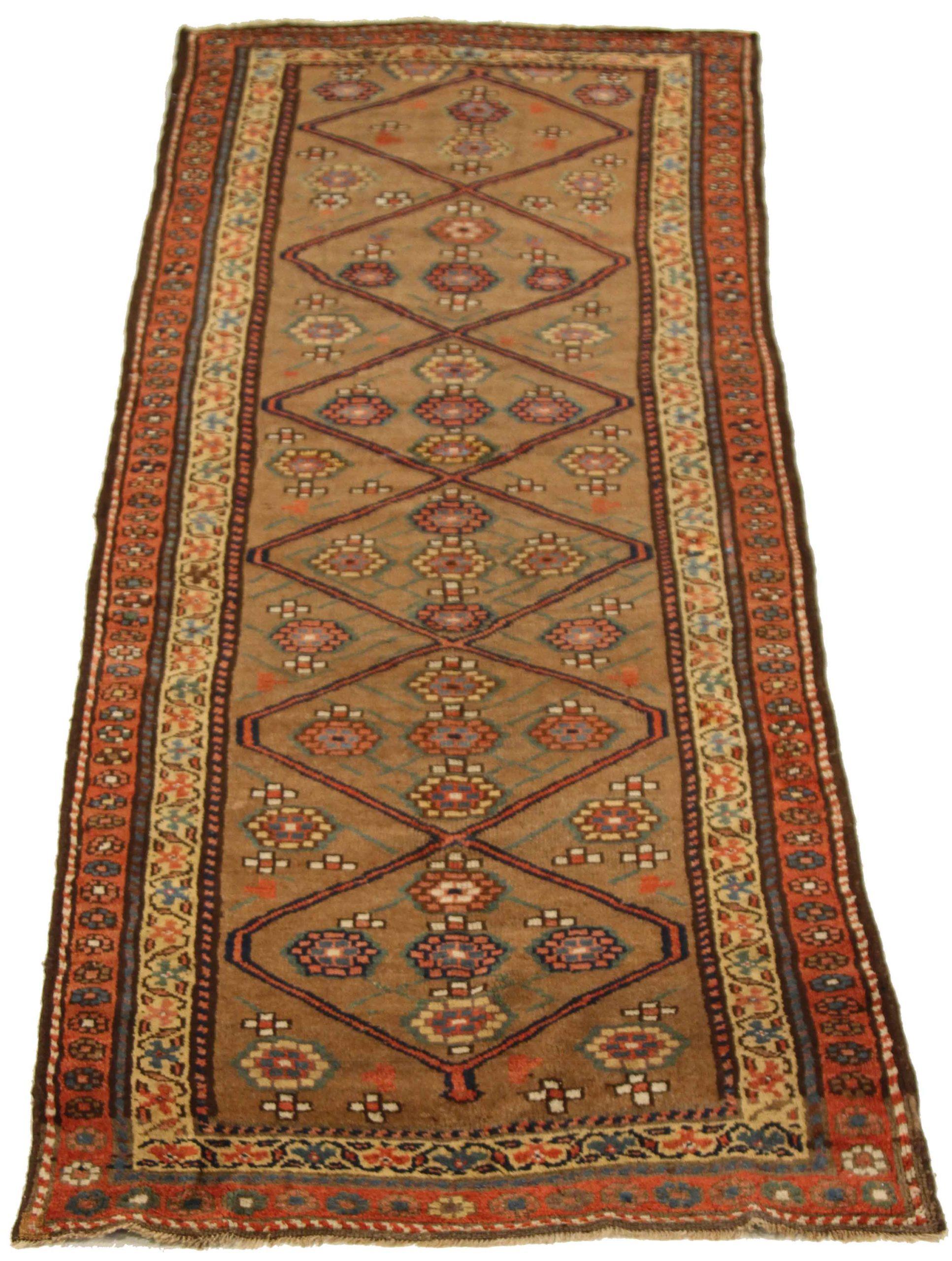 Découvrez l'élégance du tapis de course persan Bijar, datant de 1880. Conçu avec de la laine et du marron, ce design exclusif est parfait pour mettre en valeur votre espace.
