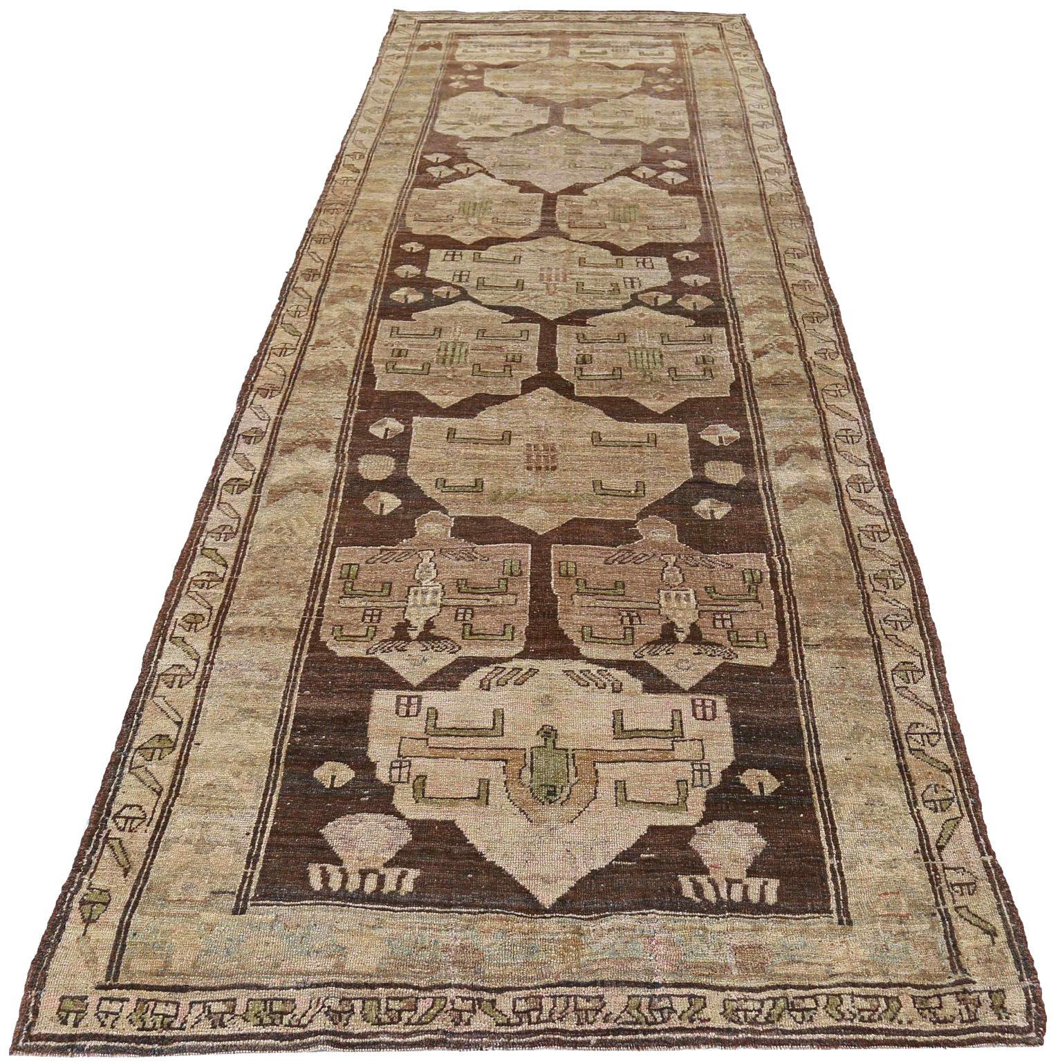 Descubre la elegancia de la alfombra persa Bijar de Circa 1880. Diseñado con lana y marrón-marfil, este diseño exclusivo es perfecto para realzar tu espacio.