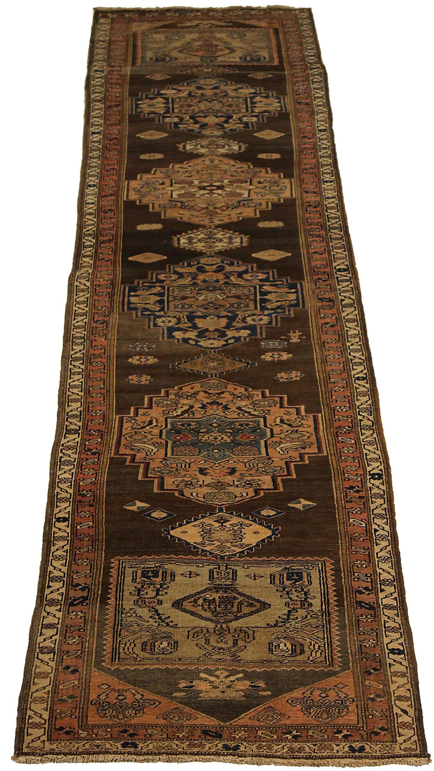 Scopri l'eleganza del tappeto persiano Bijar, caratterizzato da Runner Rug di CIRCA 1880. Progettato con lana e marrone-avorio-rosa, questo design esclusivo è perfetto per valorizzare il tuo spazio.