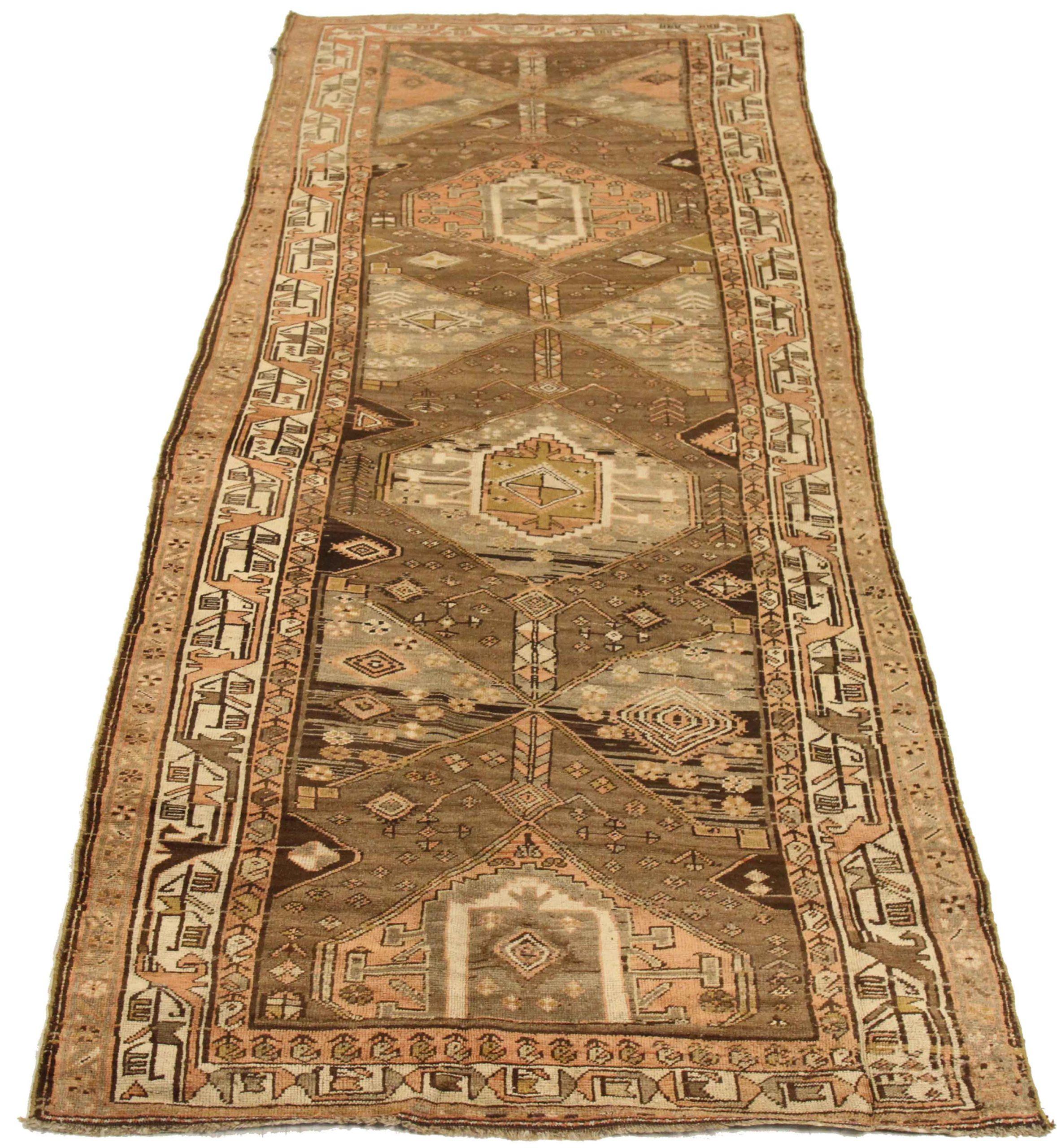 Entdecken Sie die Eleganz des persischen Bijar mit dem Läufer aus der Zeit um 1880. Dieses exklusive Design aus Wolle und Braun-Elfenbein-Rosa ist perfekt, um Ihren Raum zu verschönern.