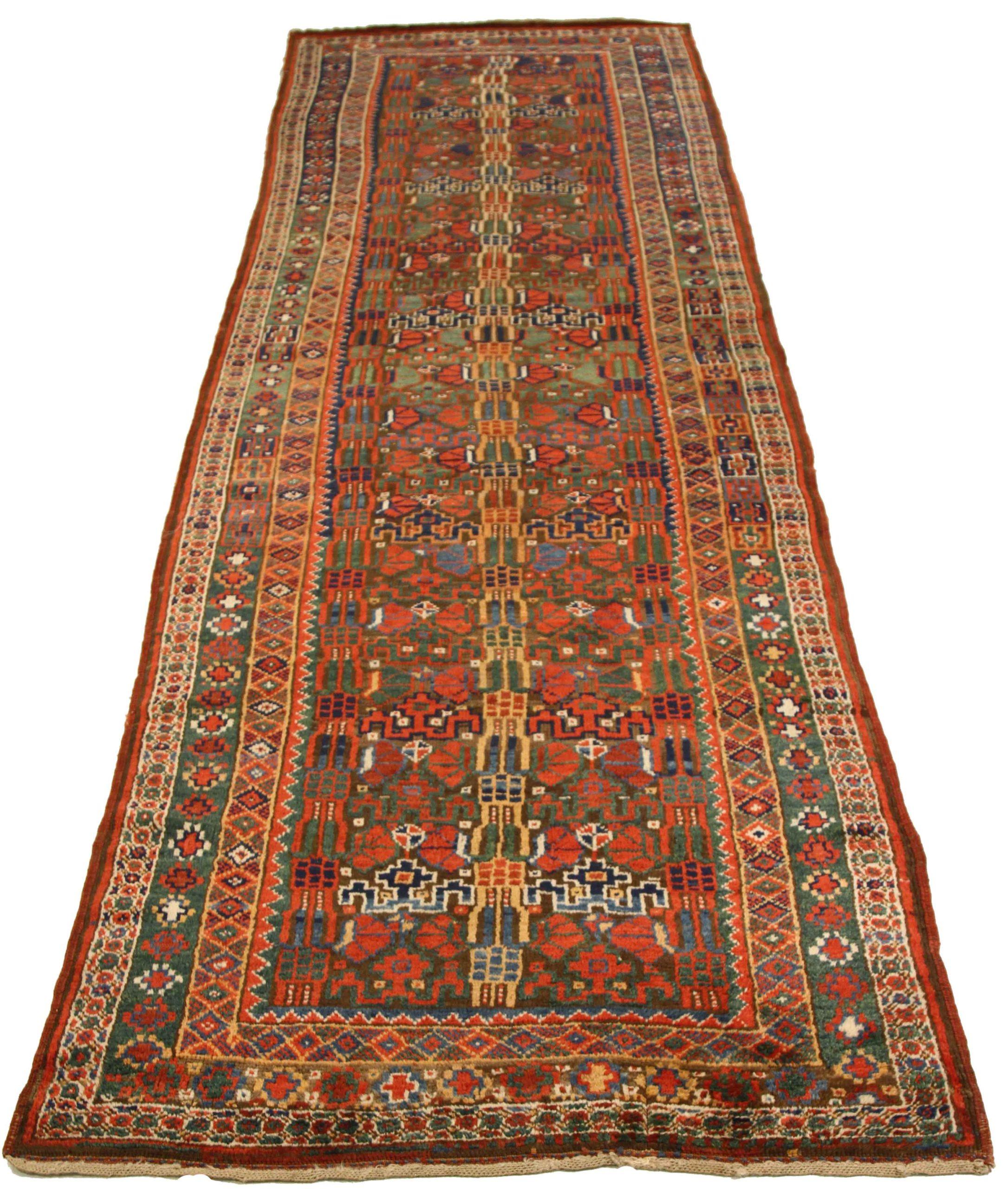 Entdecken Sie die Eleganz des persischen Bijar mit dem Läufer aus der Zeit um 1880. Dieses exklusive Design aus Wolle und GrünRotGelb ist perfekt, um Ihren Raum zu verschönern.