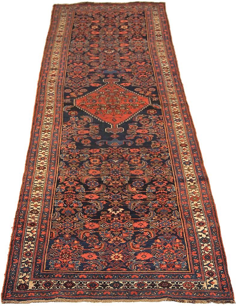 Entdecken Sie die Eleganz des persischen Bijar mit dem Läufer aus der Zeit um 1880. Dieses exklusive Design aus Wolle und ElfenbeinMarineblauRot ist perfekt, um Ihren Raum zu verschönern.