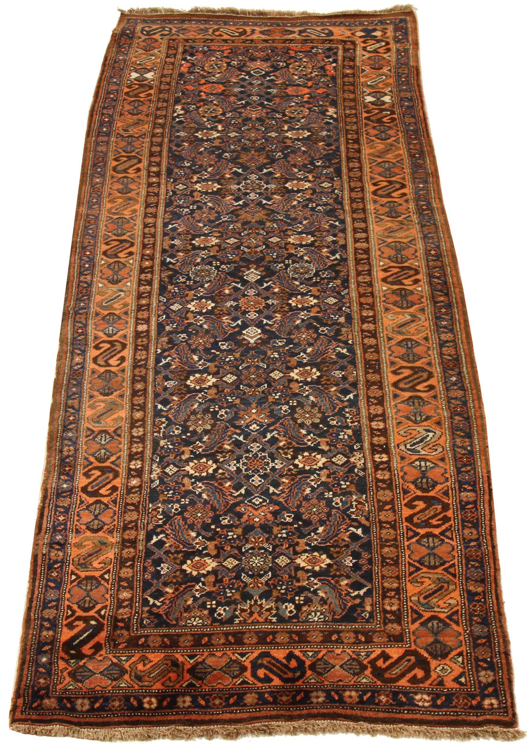 Entdecken Sie die Eleganz des persischen Bijar mit dem Läufer aus der Zeit um 1880. Dieses exklusive Design aus Wolle und Marineblau-Orange-Rot ist perfekt, um Ihren Raum zu verschönern.