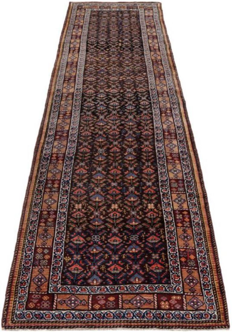 Scopri l'eleganza del tappeto persiano Bijar, caratterizzato da Runner Rug di CIRCA 1880. Progettato con lana e blu-rosa, questo design esclusivo è perfetto per valorizzare il tuo spazio.