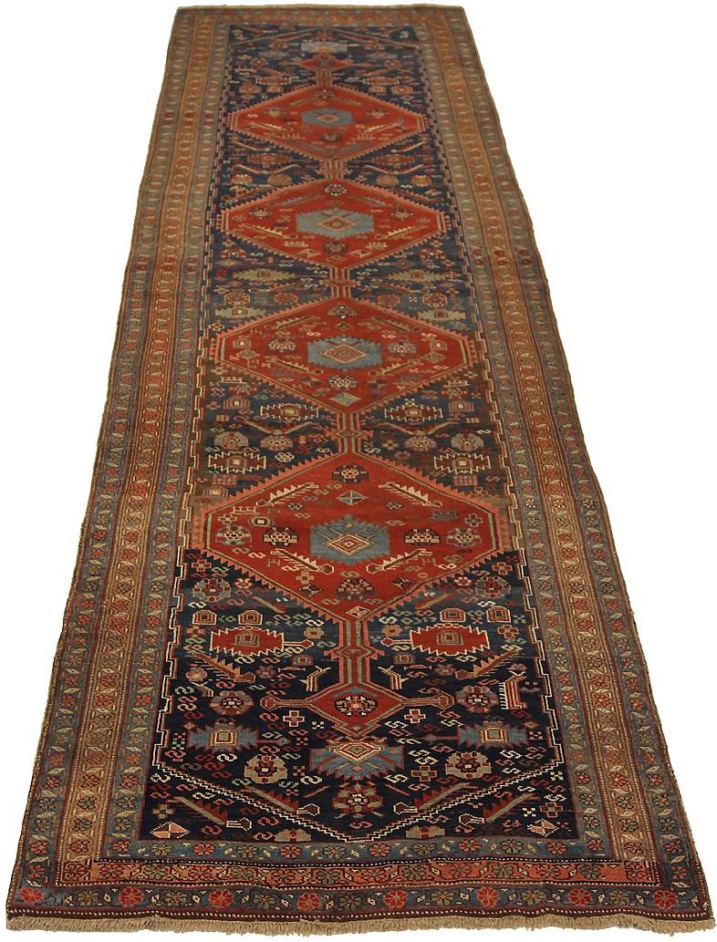 Scopri l'eleganza del tappeto persiano Bijar, caratterizzato da Runner Rug di CIRCA 1880. Progettato con lana e blu navy-rosa, questo design esclusivo è perfetto per valorizzare il tuo spazio.