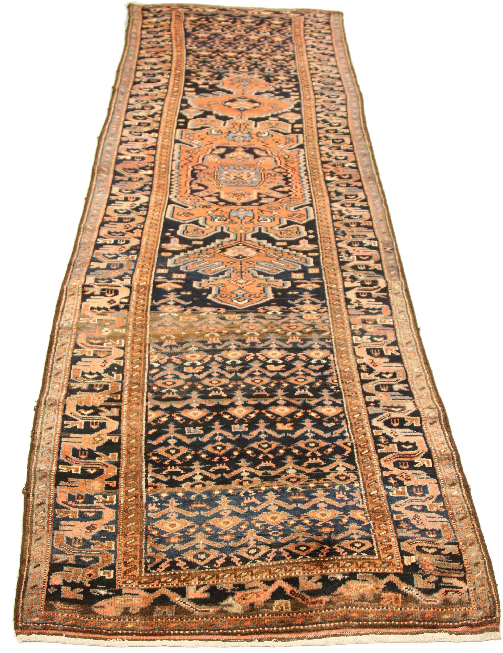 Entdecken Sie die Eleganz des persischen Bijar mit dem Läufer aus der Zeit um 1880. Dieses exklusive Design aus Wolle und Marineblau-Rot ist perfekt, um Ihren Raum zu verschönern.