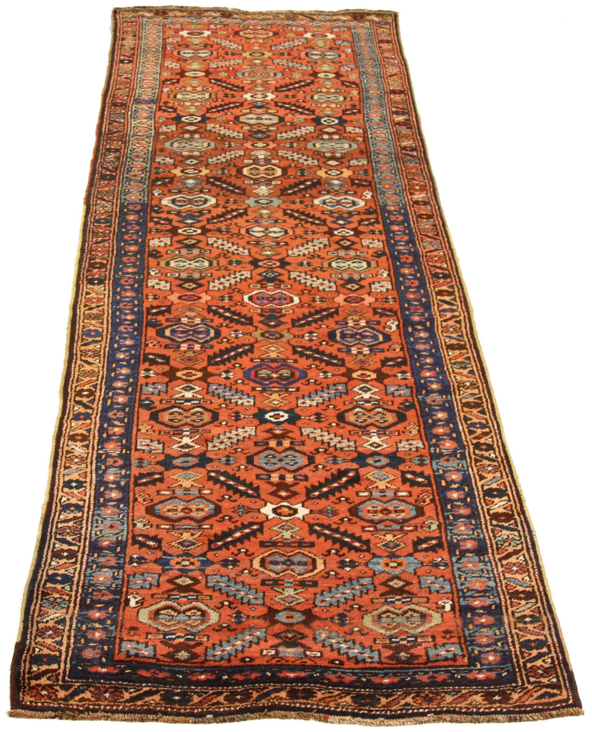 Entdecken Sie die Eleganz des persischen Bijar mit dem Läufer aus der Zeit um 1880. Dieses exklusive Design aus Wolle und Rot ist perfekt, um Ihren Raum zu verschönern.