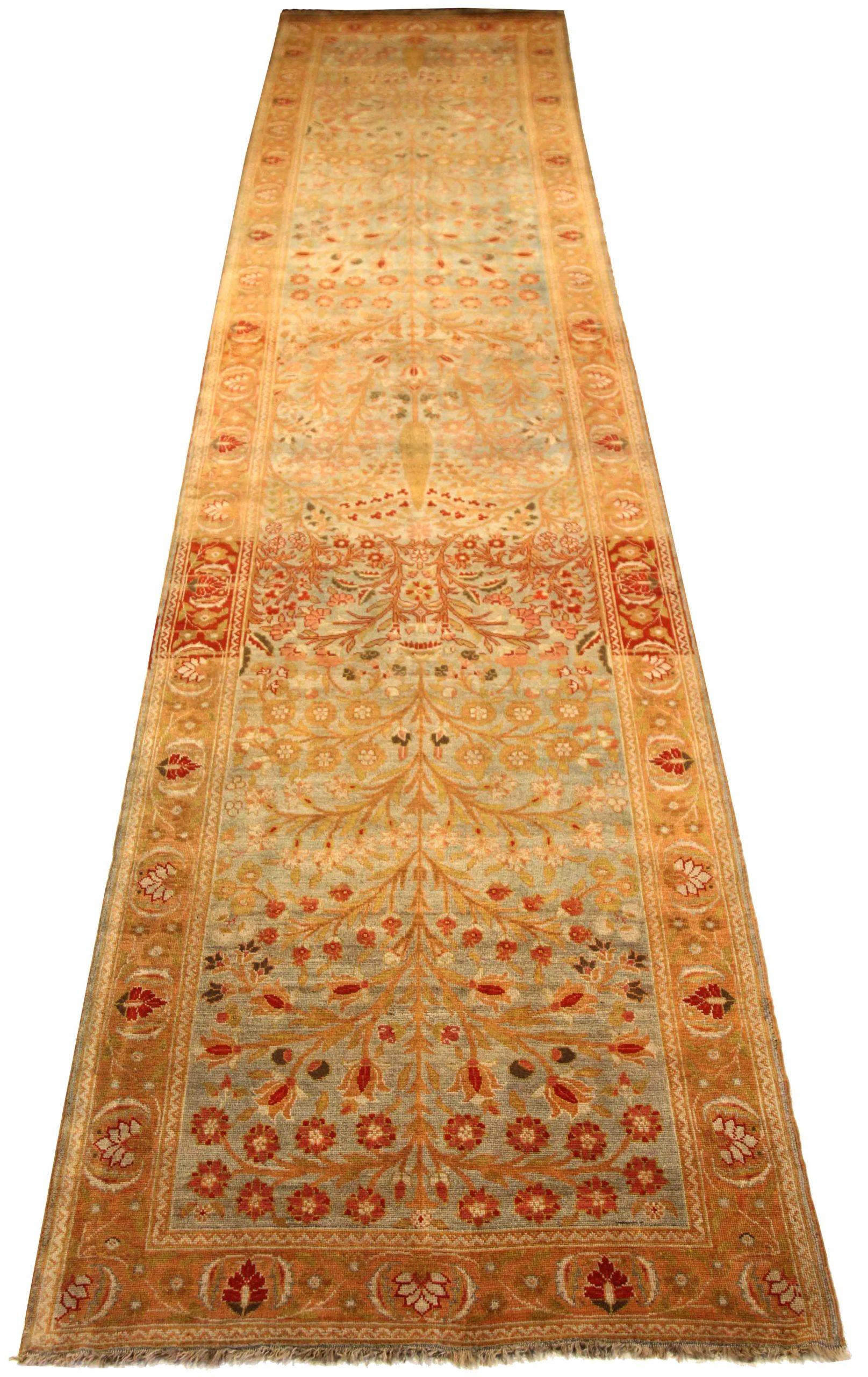 Entdecken Sie die Eleganz des persischen Bijar mit dem Läufer aus der Zeit um 1910. Dieses exklusive Design aus Wolle und Blau-Elfenbein-Rot ist perfekt, um Ihren Raum zu verschönern.