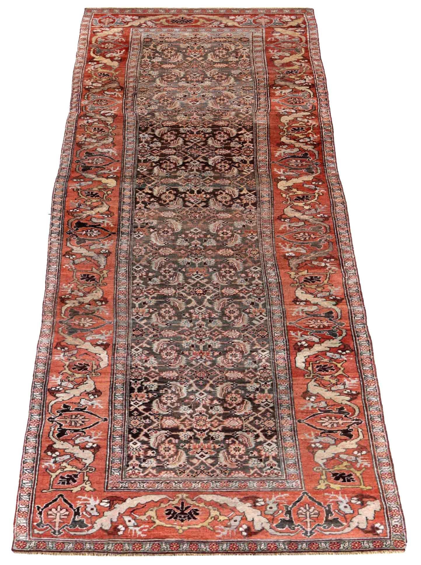 Entdecken Sie die Eleganz des persischen Bijar mit dem Läufer aus der Zeit um 1910. Dieses exklusive Design aus Wolle und Braun-Elfenbein-Rosa ist perfekt, um Ihren Raum zu verschönern.