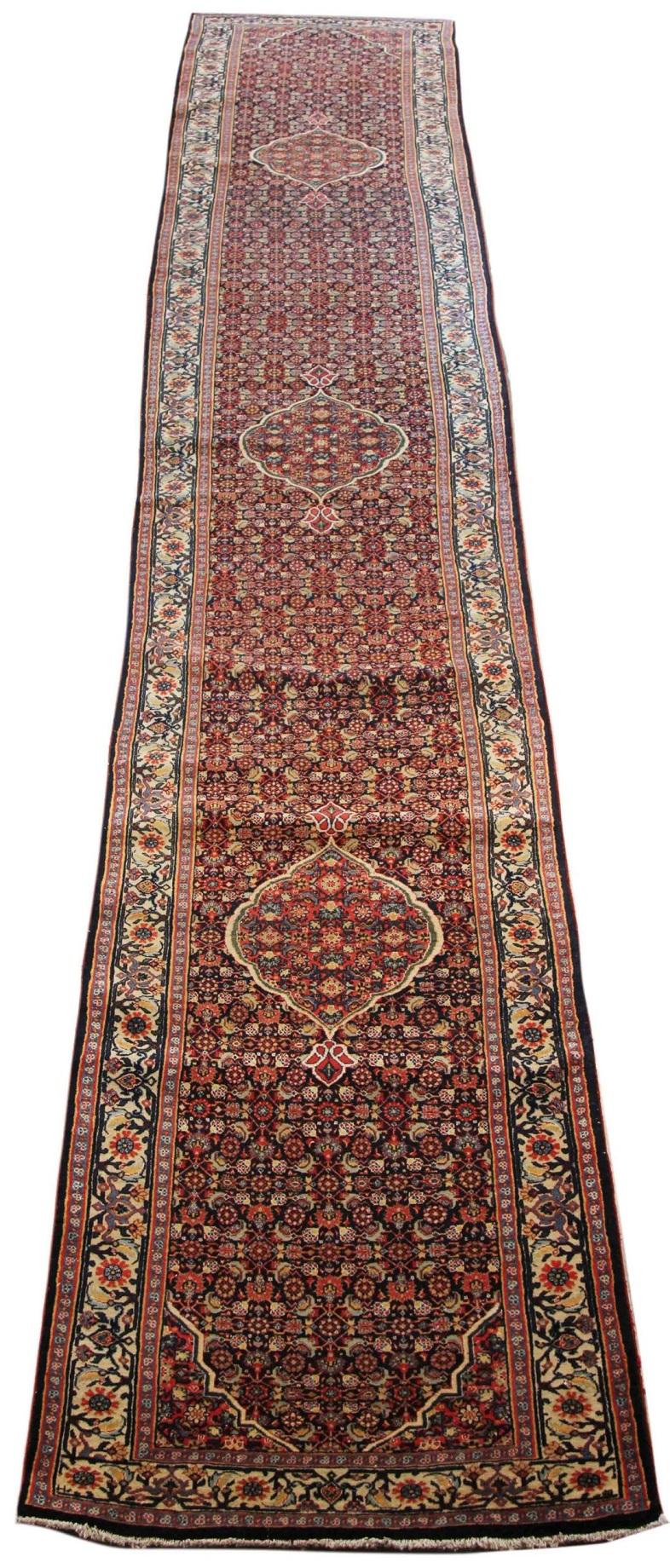 Entdecken Sie die Eleganz des persischen Bijar mit dem Läufer aus der Zeit um 1910. Dieses exklusive Design aus Wolle und ElfenbeinMarineblauRot ist perfekt, um Ihren Raum zu verschönern.