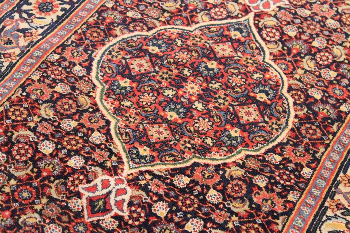 Asiatique Tapis de course persan Bijar Circa 1910 - Laine Ivoire Bleu marine Rouge 70602 en vente