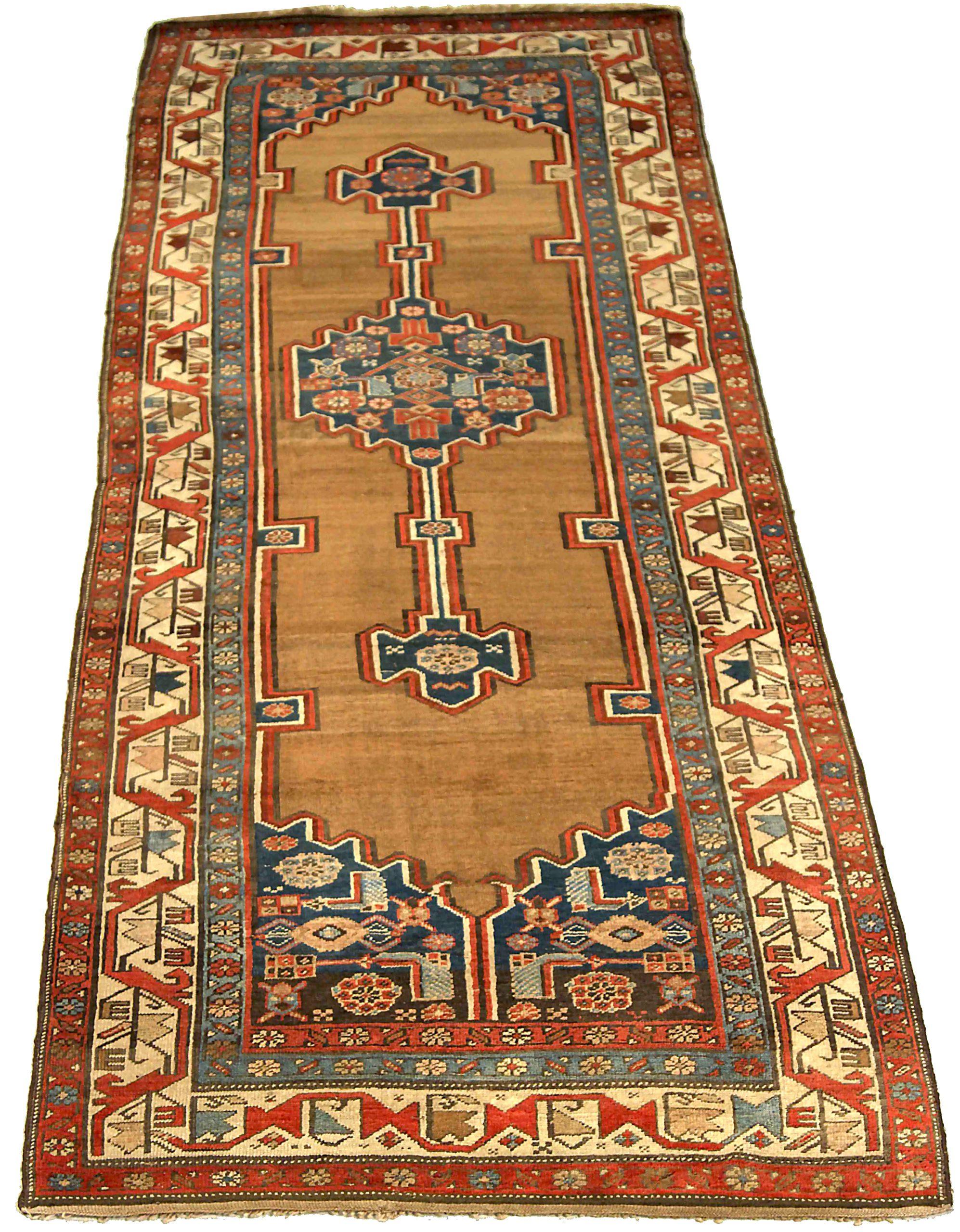 Scopri l'eleganza del tappeto persiano Bijar, caratterizzato da Runner Rug di CIRCA 1910. Progettato con lana e IvoryRedYellow, questo design esclusivo è perfetto per valorizzare il tuo spazio.