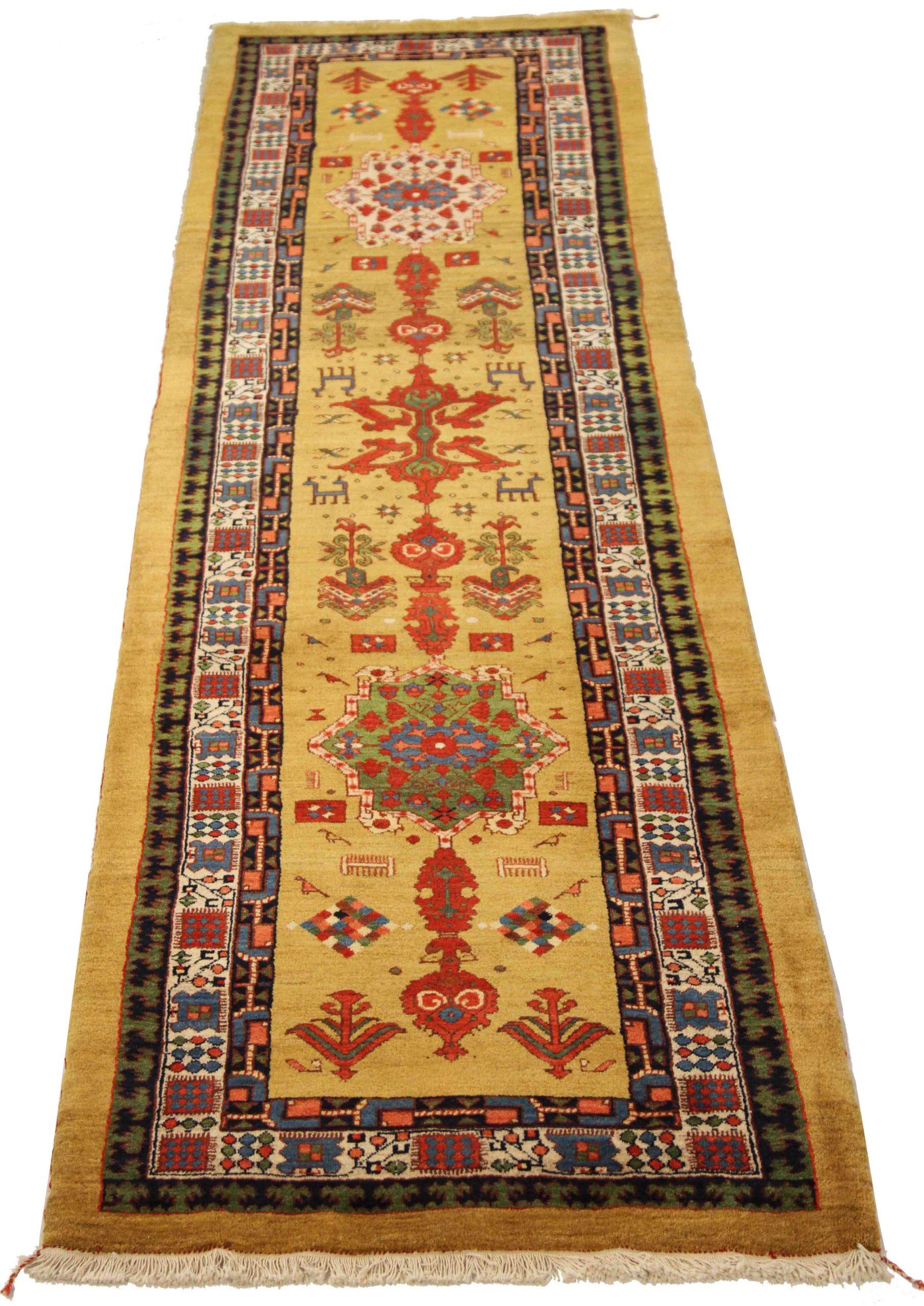 Scopri l'eleganza del tappeto persiano Bijar, caratterizzato da Runner Rug di CIRCA 1940. Progettato con lana e IvoryRedYellow, questo design esclusivo è perfetto per valorizzare il tuo spazio.