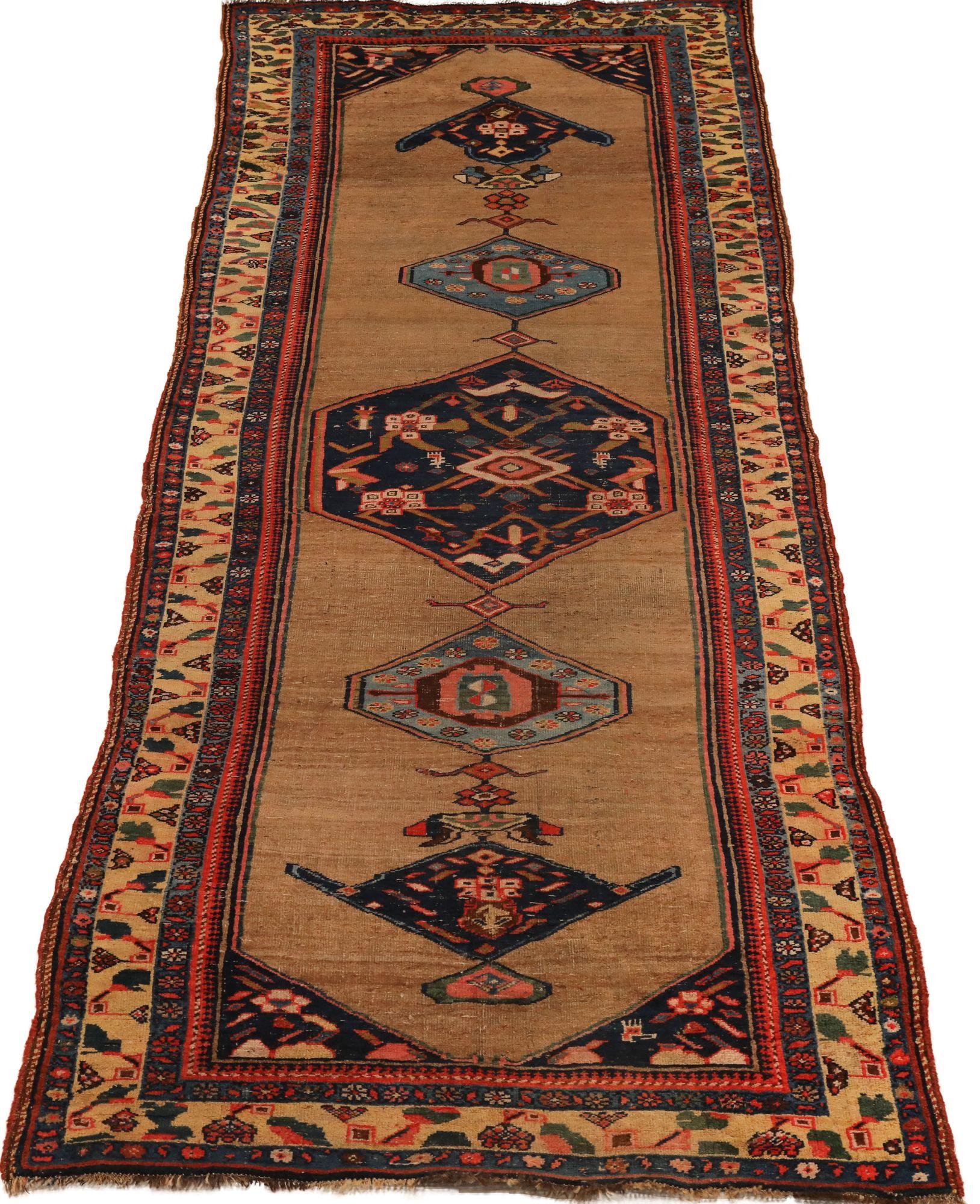 Entdecken Sie die Eleganz des persischen Bijar mit dem Läufer aus der Zeit um 1880. Dieses exklusive Design aus Wolle und BlackIvoryRedTaupe ist perfekt, um Ihren Raum zu verschönern.