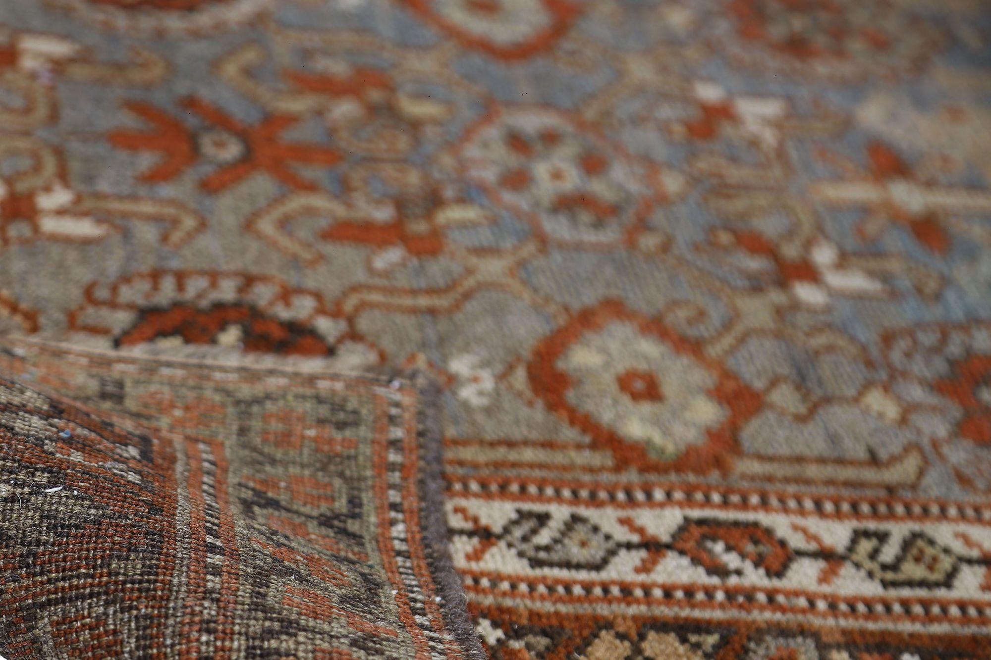 Scopri l'eleganza del tappeto persiano Bijar, caratterizzato da Runner Rug di CIRCA 1910. Progettato con lana e blu, questo design esclusivo è perfetto per valorizzare il tuo spazio.