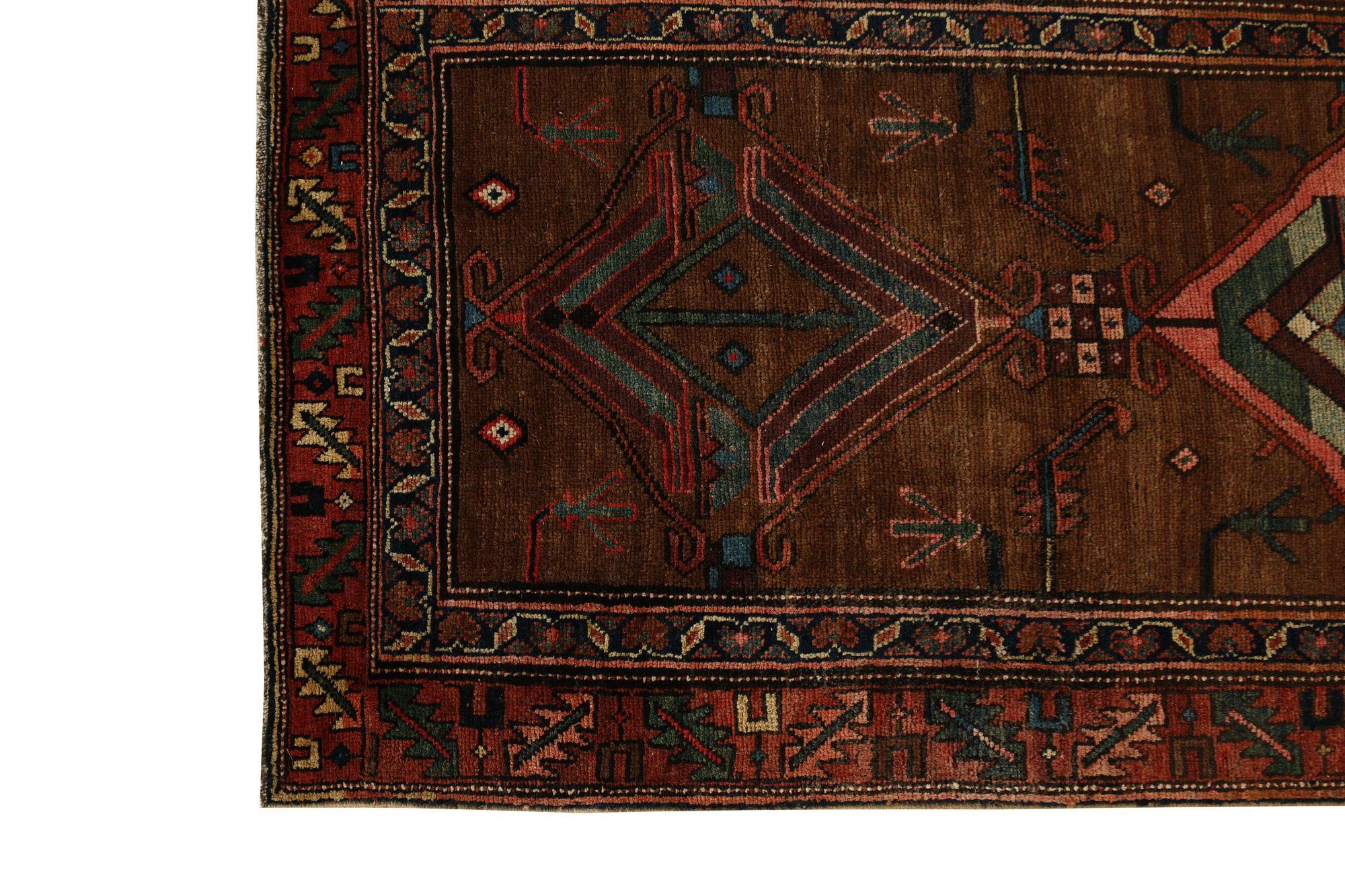 Entdecken Sie die Eleganz des persischen Bijar mit dem Läufer aus der Zeit um 1910. Dieses exklusive Design aus Wolle und Braun ist perfekt, um Ihren Raum zu verschönern.