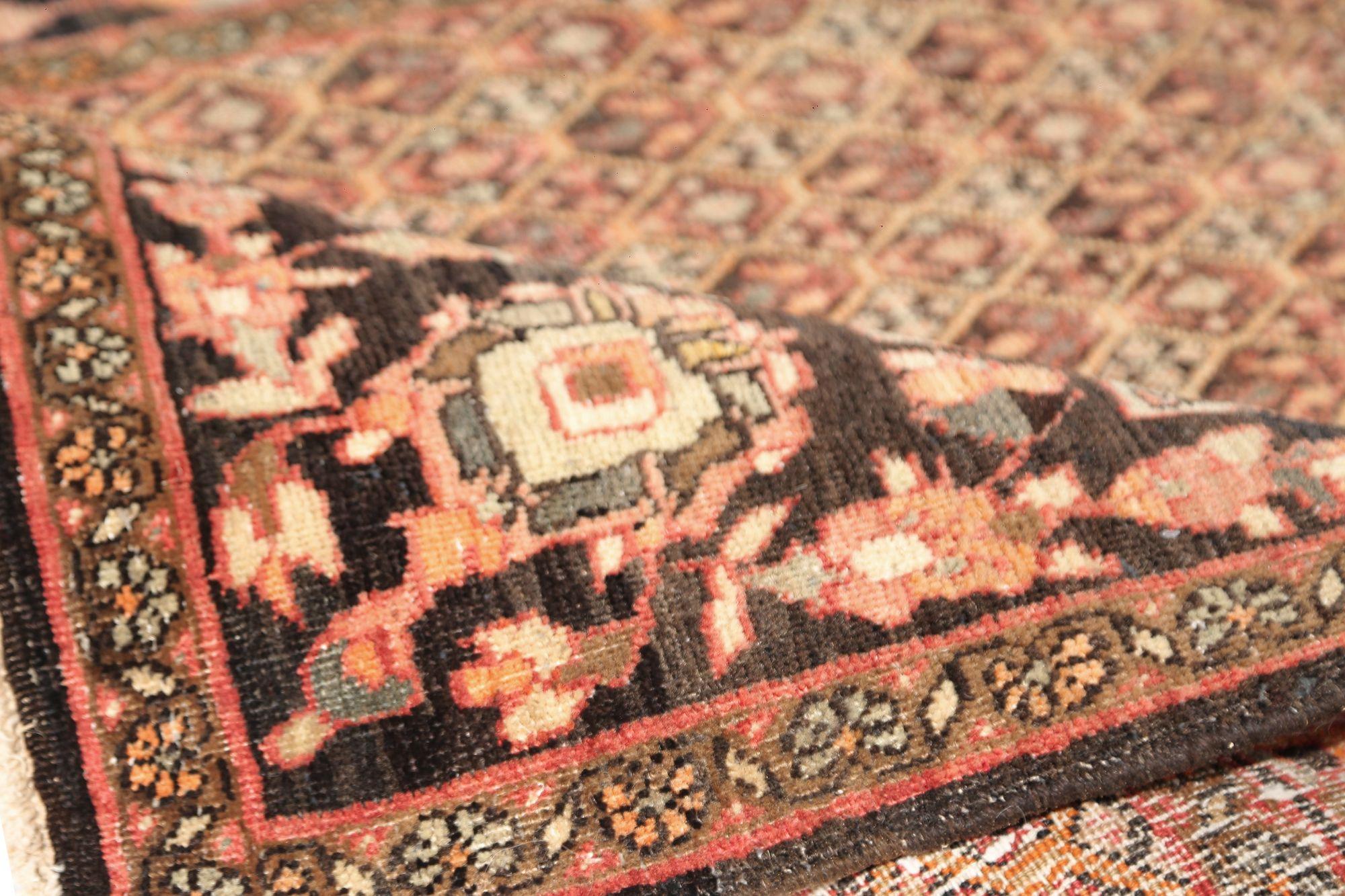 Entdecken Sie die Eleganz des persischen Bijar mit dem Läufer aus der Zeit um 1910. Dieses exklusive Design aus Wolle und Braun-Elfenbein ist perfekt, um Ihren Raum zu verschönern.