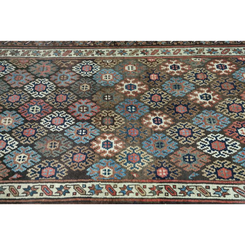 Entdecken Sie die Eleganz des persischen Bijar mit dem Läufer aus der Zeit um 1940. Dieses exklusive Design aus Wolle und Braun-Elfenbein-Rot ist perfekt, um Ihren Raum zu verschönern.