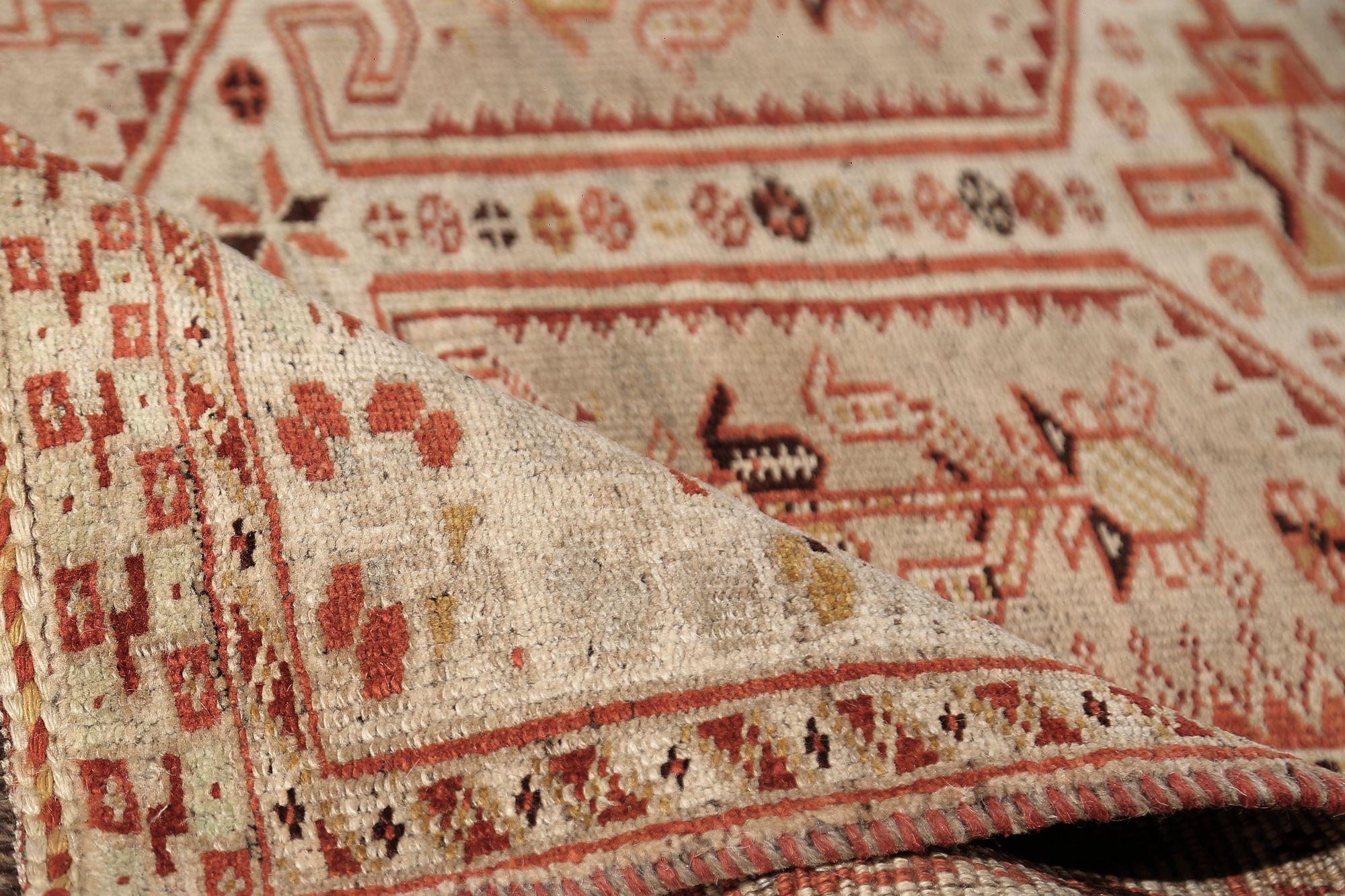 Entdecken Sie die Eleganz des persischen Bijar mit dem Läufer aus der Zeit um 1910. Dieses exklusive Design aus Wolle und Braun-Elfenbein-Rot ist perfekt, um Ihren Raum zu verschönern.