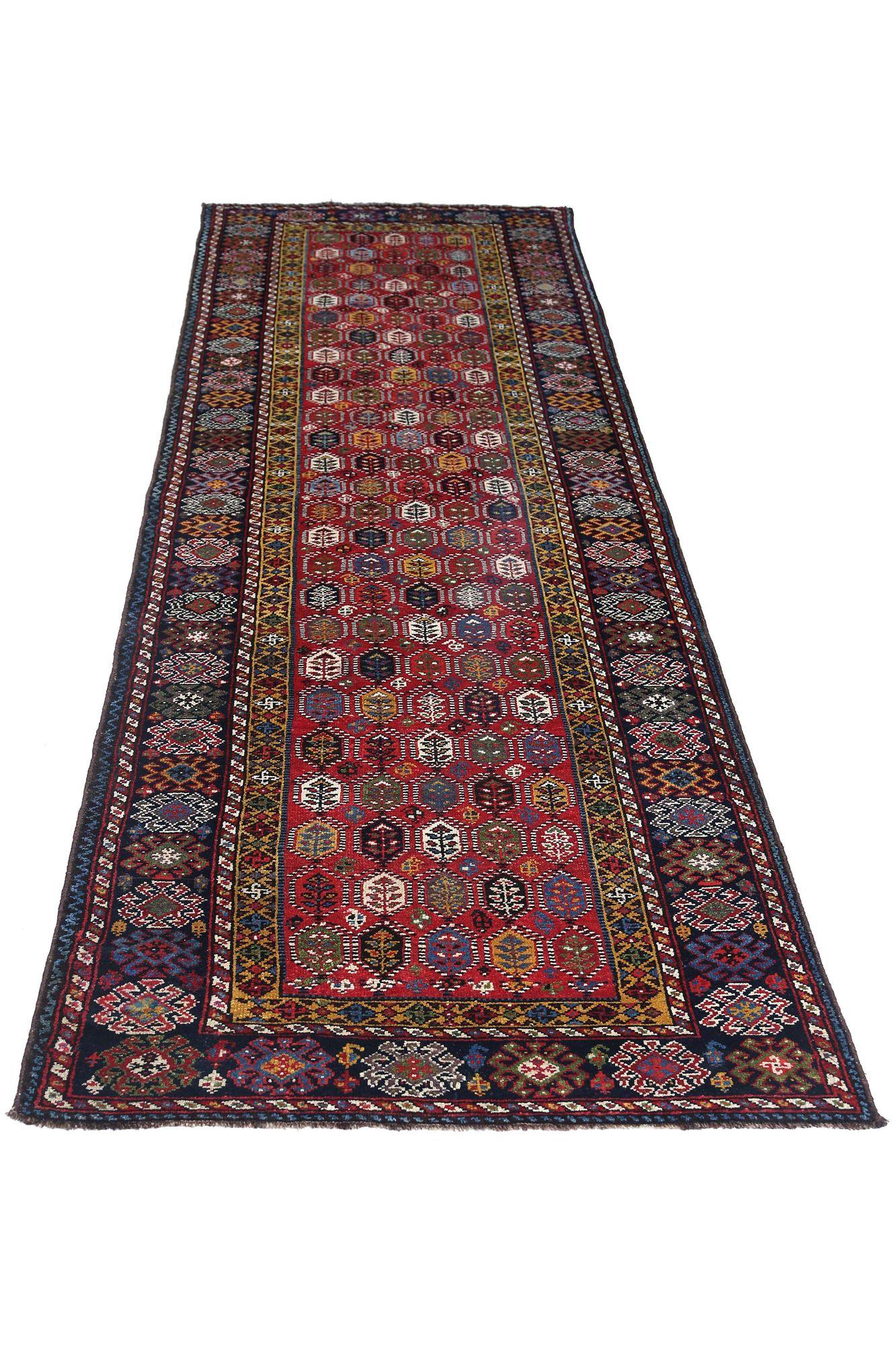 Entdecken Sie die Eleganz des persischen Bijar mit dem Läufer aus der Zeit um 1940. Dieses exklusive Design aus Wolle und Braun-Elfenbein-Rot-Gelb ist perfekt, um Ihren Raum zu verschönern.