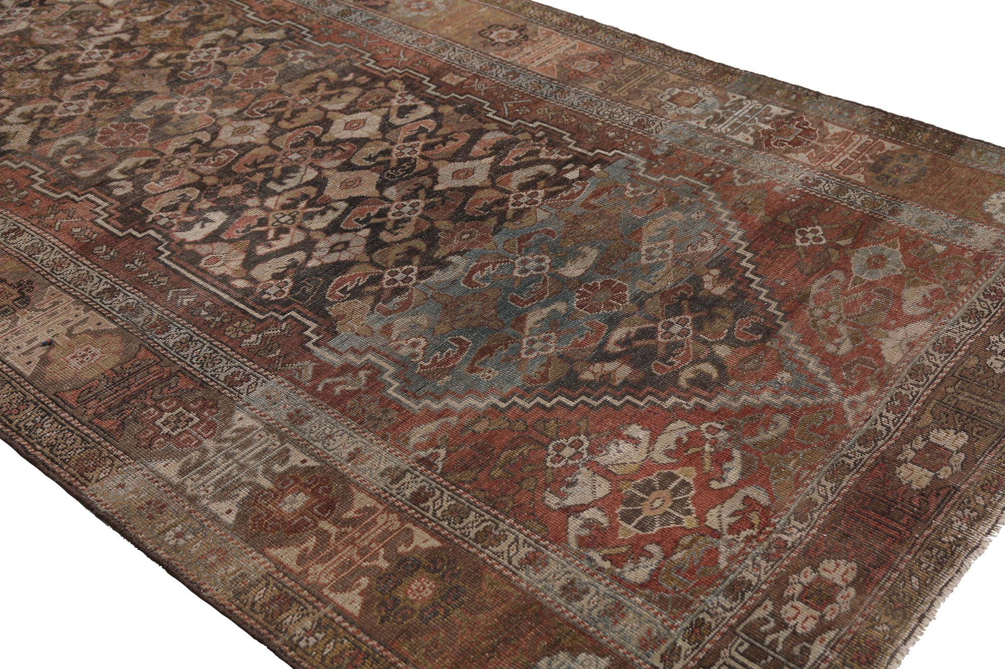 Entdecken Sie die Eleganz des persischen Bijar mit dem Läufer aus der Zeit um 1910. Dieses exklusive Design aus Wolle und Braunrot ist perfekt, um Ihren Raum zu verschönern.