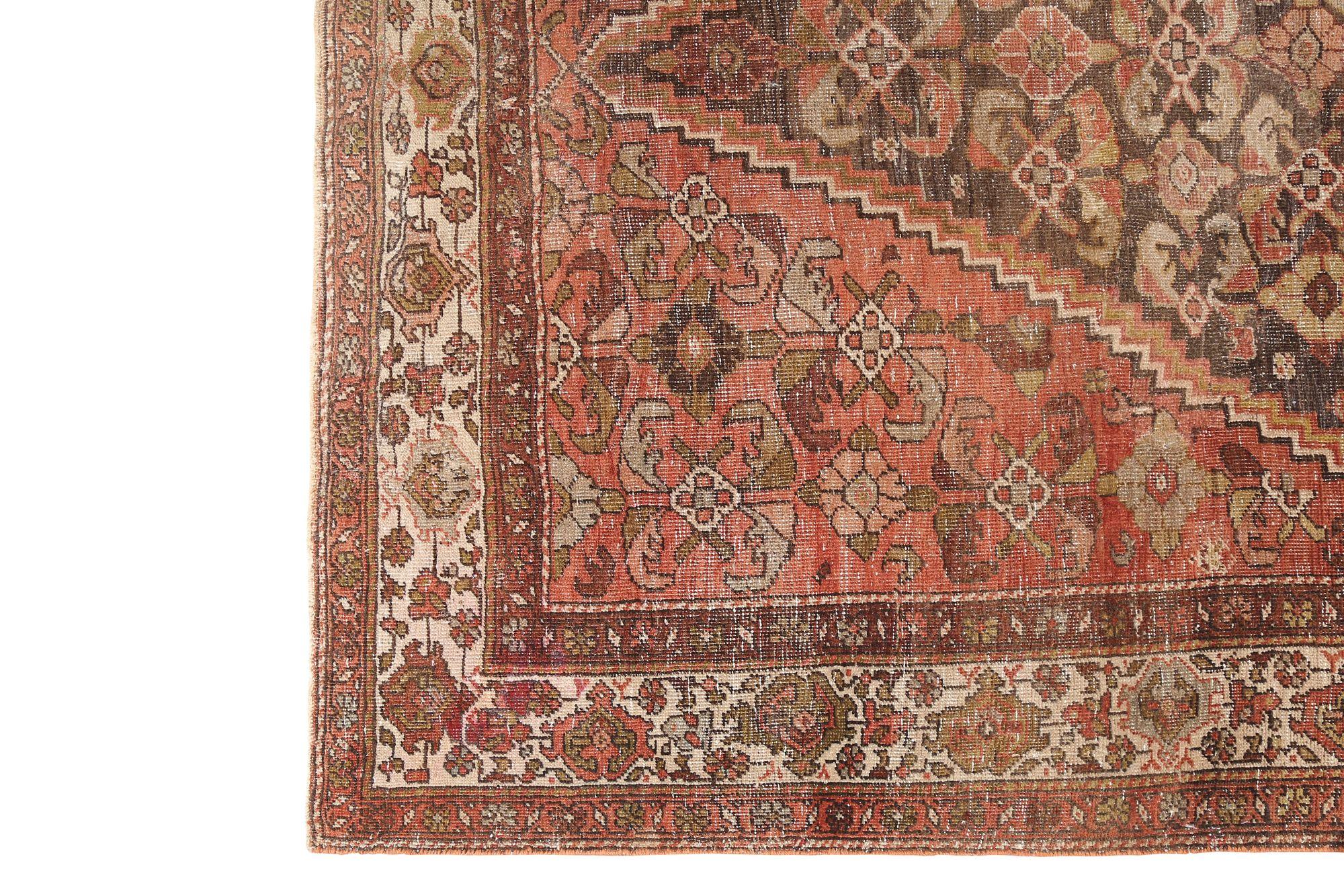 Entdecken Sie die Eleganz des persischen Bijar mit dem Läufer aus der Zeit um 1910. Dieses exklusive Design aus Wolle und Braunrot ist perfekt, um Ihren Raum zu verschönern.