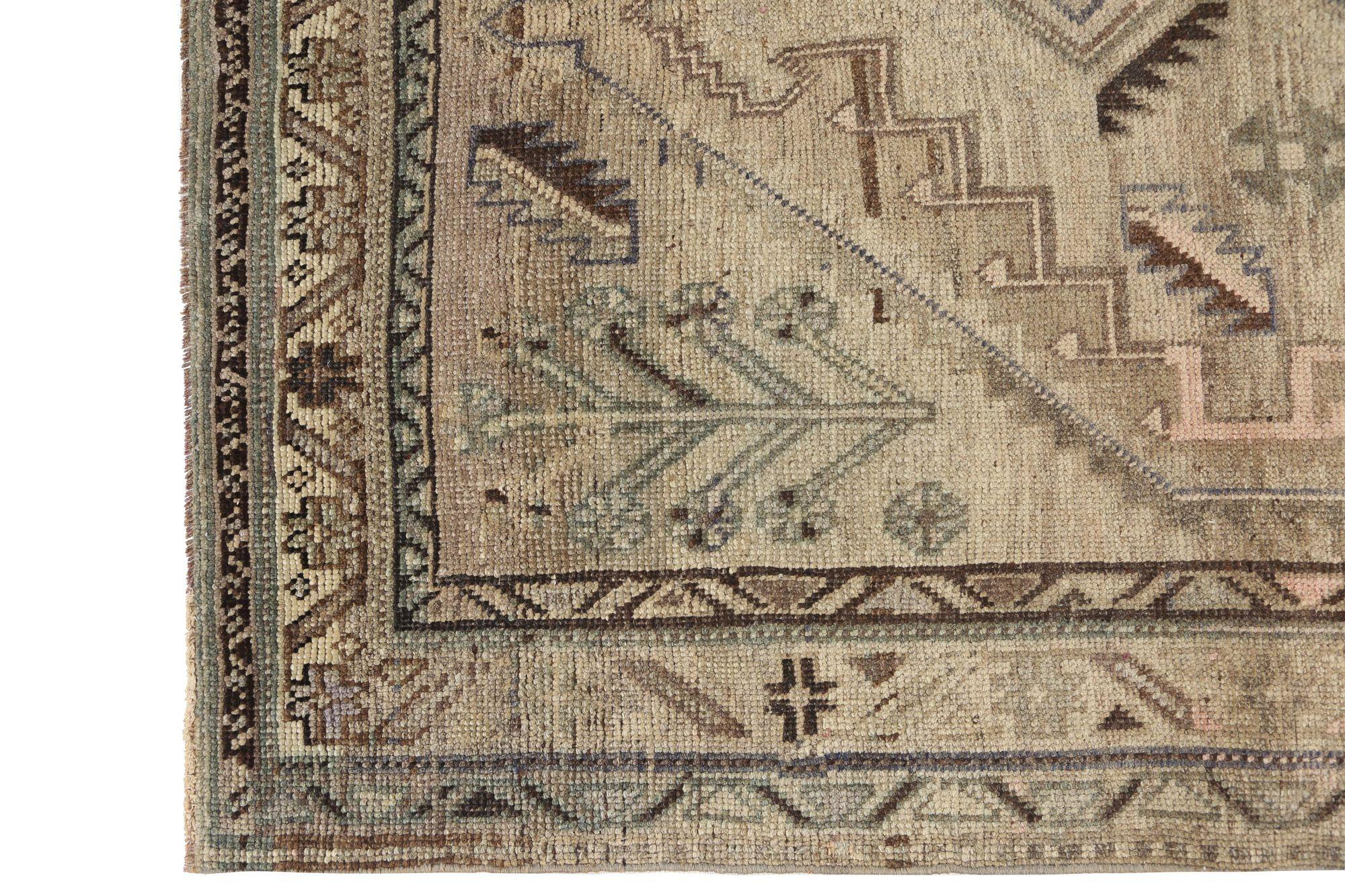 Entdecken Sie die Eleganz des persischen Bijar mit dem Läufer aus der Zeit um 1940. Dieses exklusive Design aus Wolle und BrownTaupe ist perfekt, um Ihren Raum zu verschönern.
