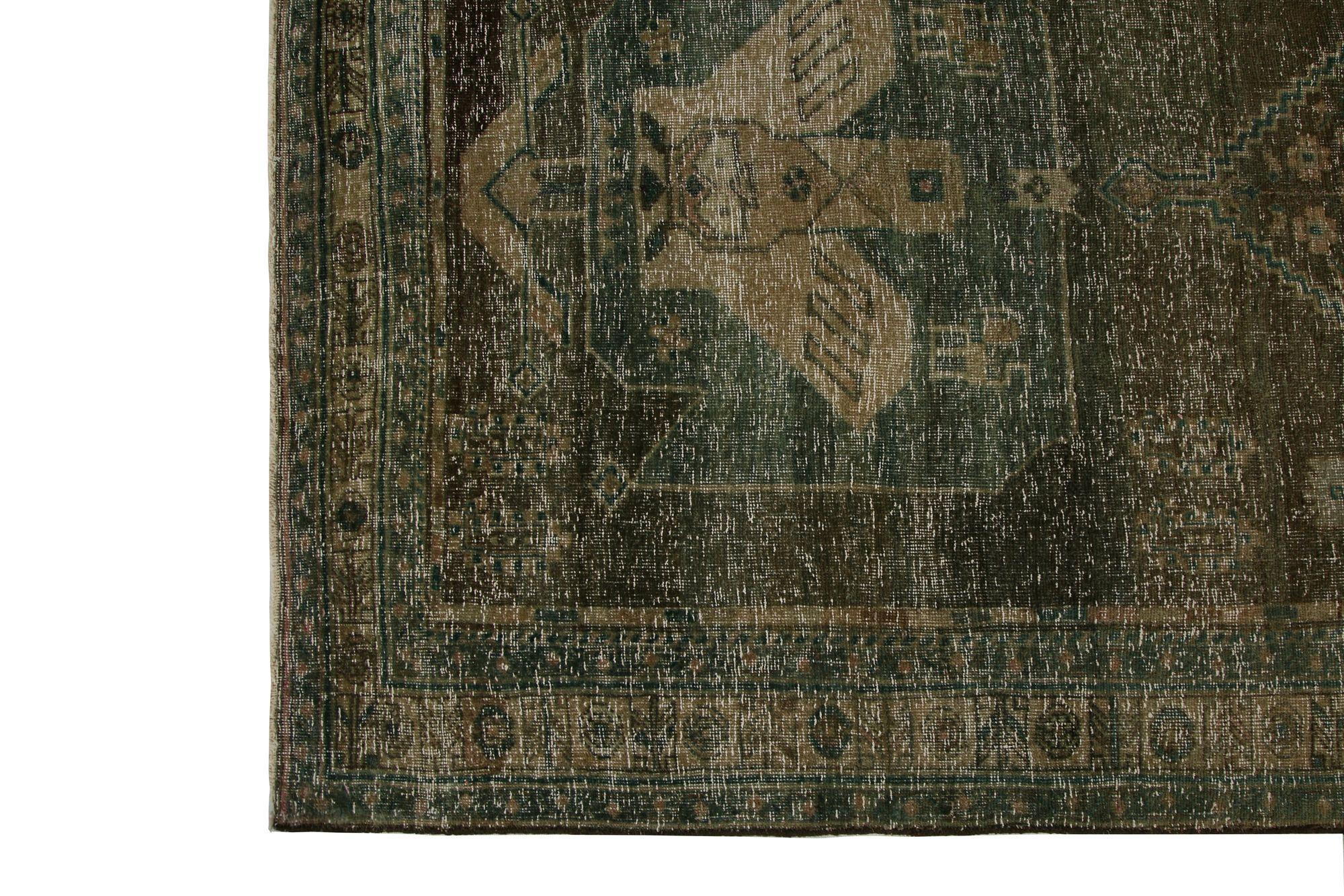 Entdecken Sie die Eleganz des persischen Bijar mit dem Läufer aus der Zeit um 1880. Dieses exklusive Design aus Wolle und BrownTaupe ist perfekt, um Ihren Raum zu verschönern.
