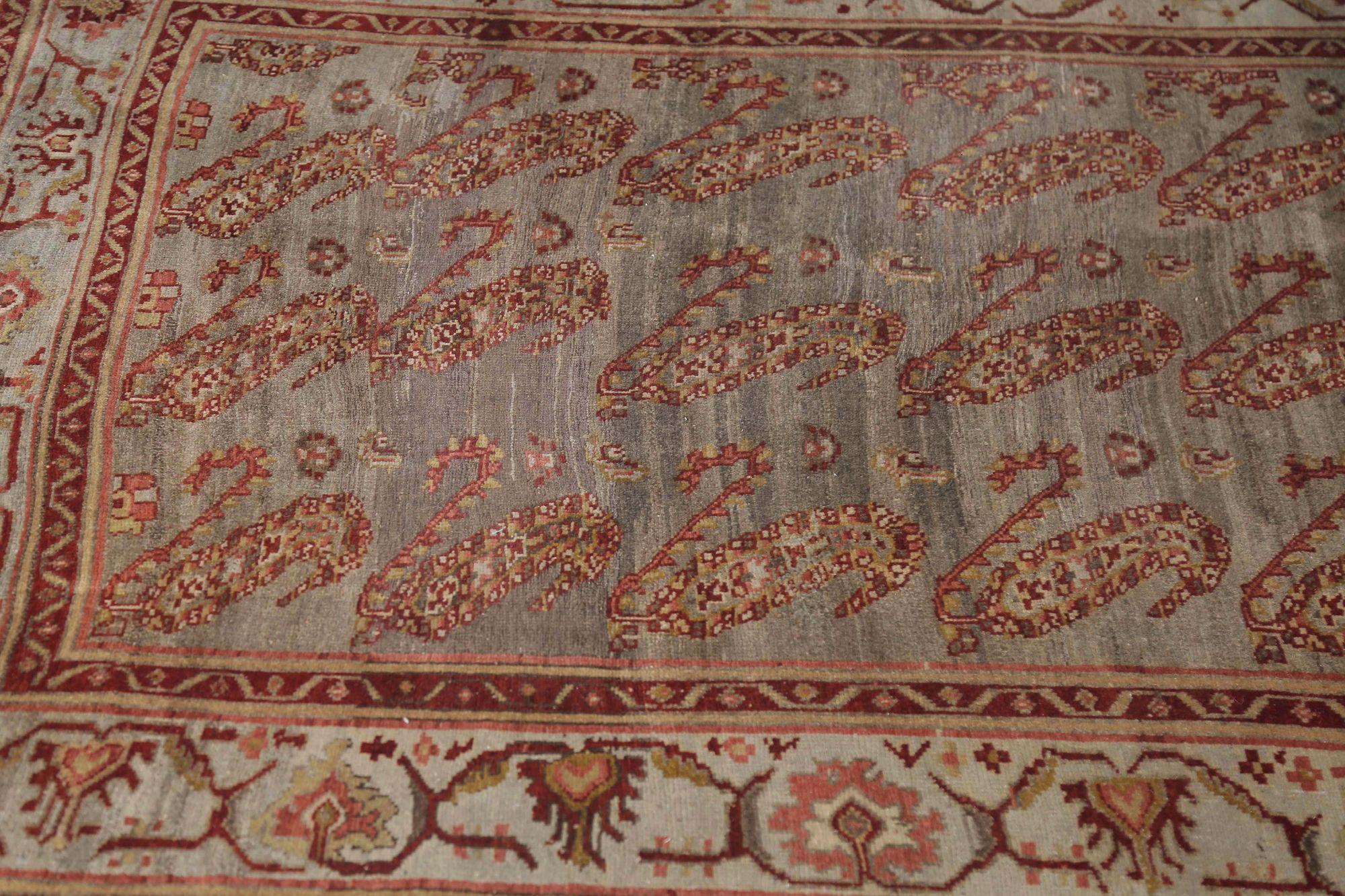 Entdecken Sie die Eleganz des persischen Bijar mit dem Läufer aus der Zeit um 1910. Dieses exklusive Design aus Wolle und Elfenbeinrot ist perfekt, um Ihren Raum zu verschönern.