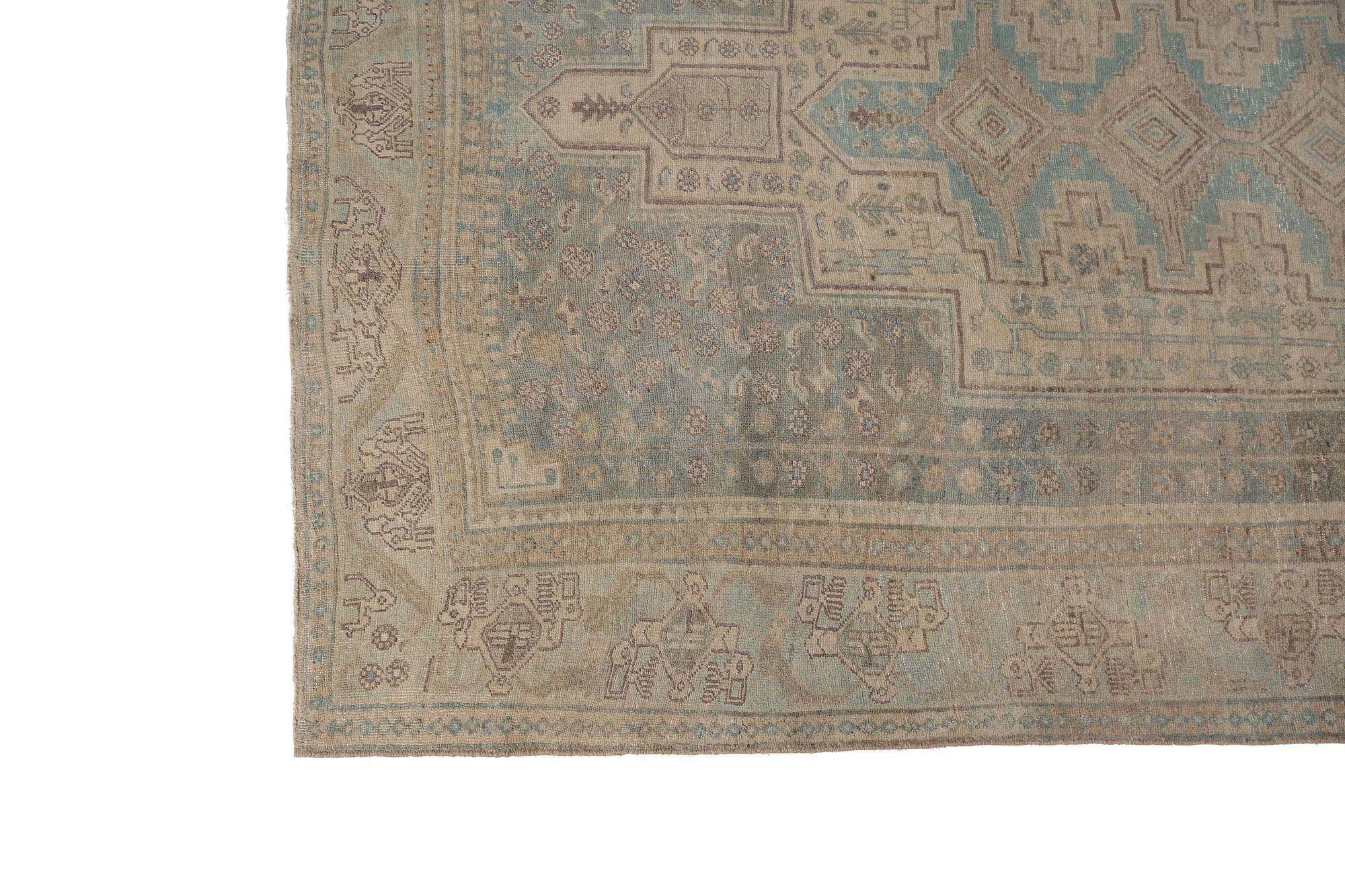 Entdecken Sie die Eleganz des persischen Bijar mit dem Läufer aus der Zeit um 1910. Dieses exklusive Design aus Wolle und Light BlueTaupe ist die perfekte Ergänzung für Ihren Raum.