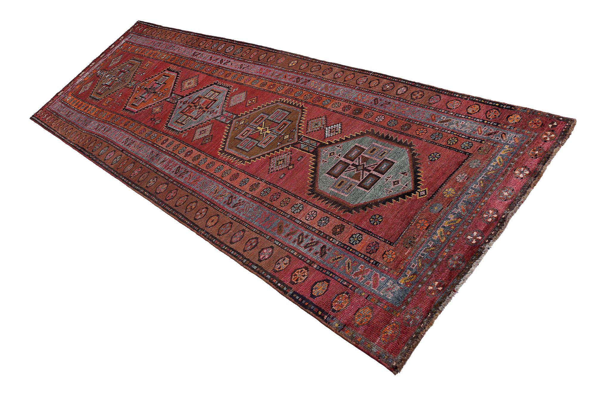 Entdecken Sie die Eleganz des persischen Bijar mit dem Läufer aus der Zeit um 1910. Dieses exklusive Design aus Wolle und Rot ist perfekt, um Ihren Raum zu verschönern.