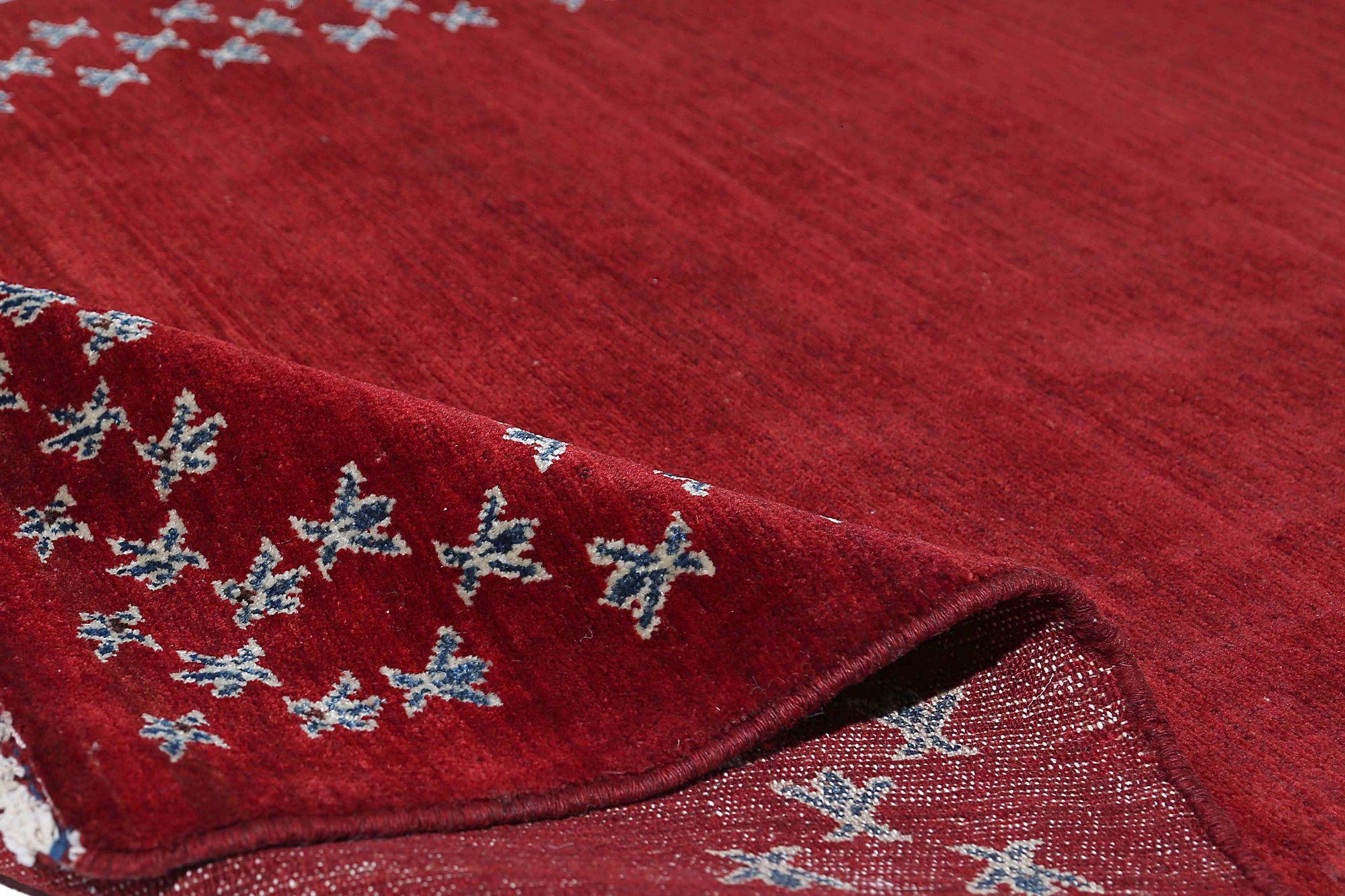 Entdecken Sie die Eleganz des persischen Bijar mit dem Läufer aus der Zeit um 1940. Dieses exklusive Design aus Wolle und Rot ist perfekt, um Ihren Raum zu verschönern.