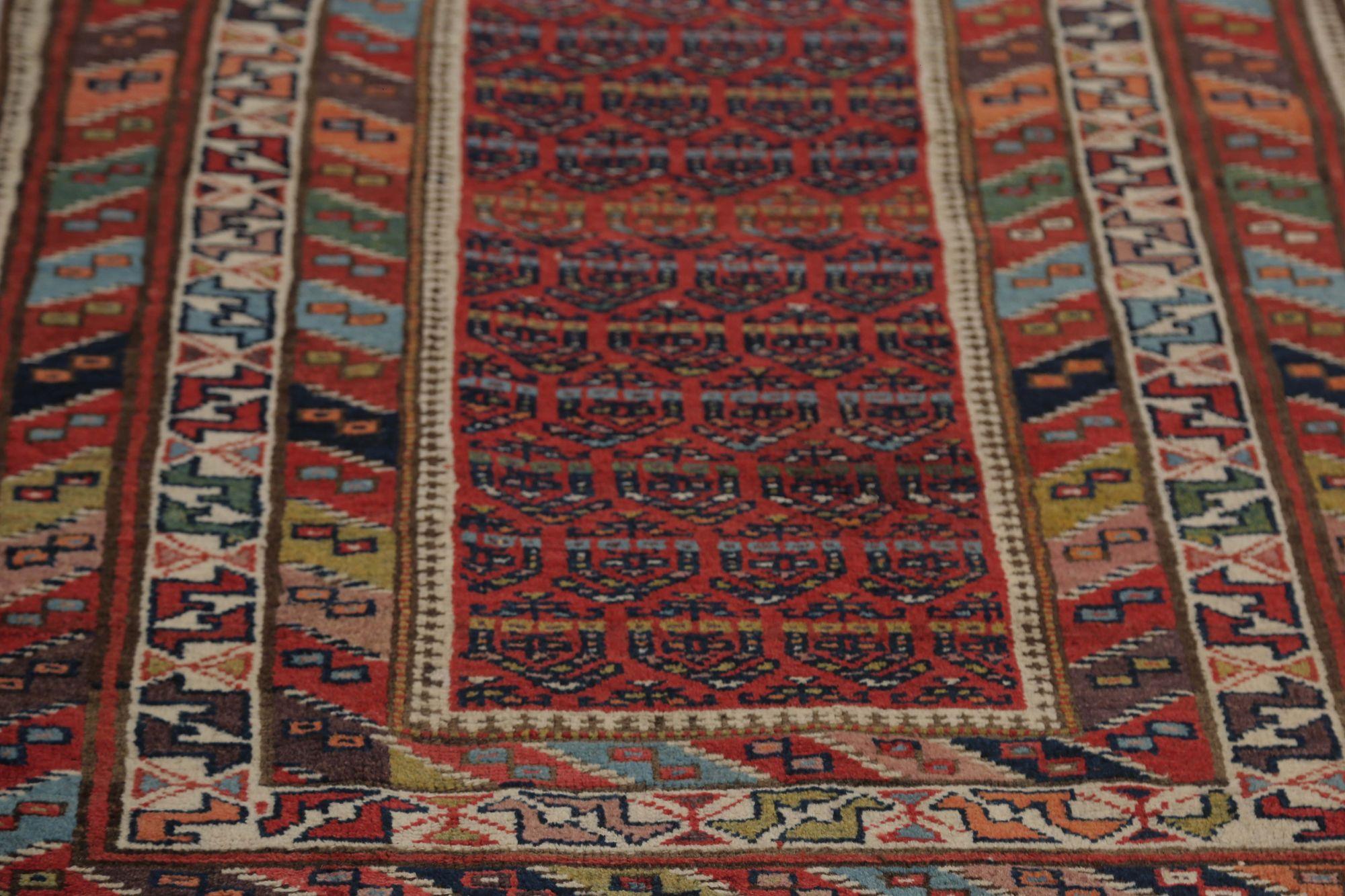 Scopri l'eleganza del tappeto persiano Bijar, caratterizzato da Runner Rug di CIRCA 1880. Progettato in lana e rosso, questo design esclusivo è perfetto per valorizzare il tuo spazio.