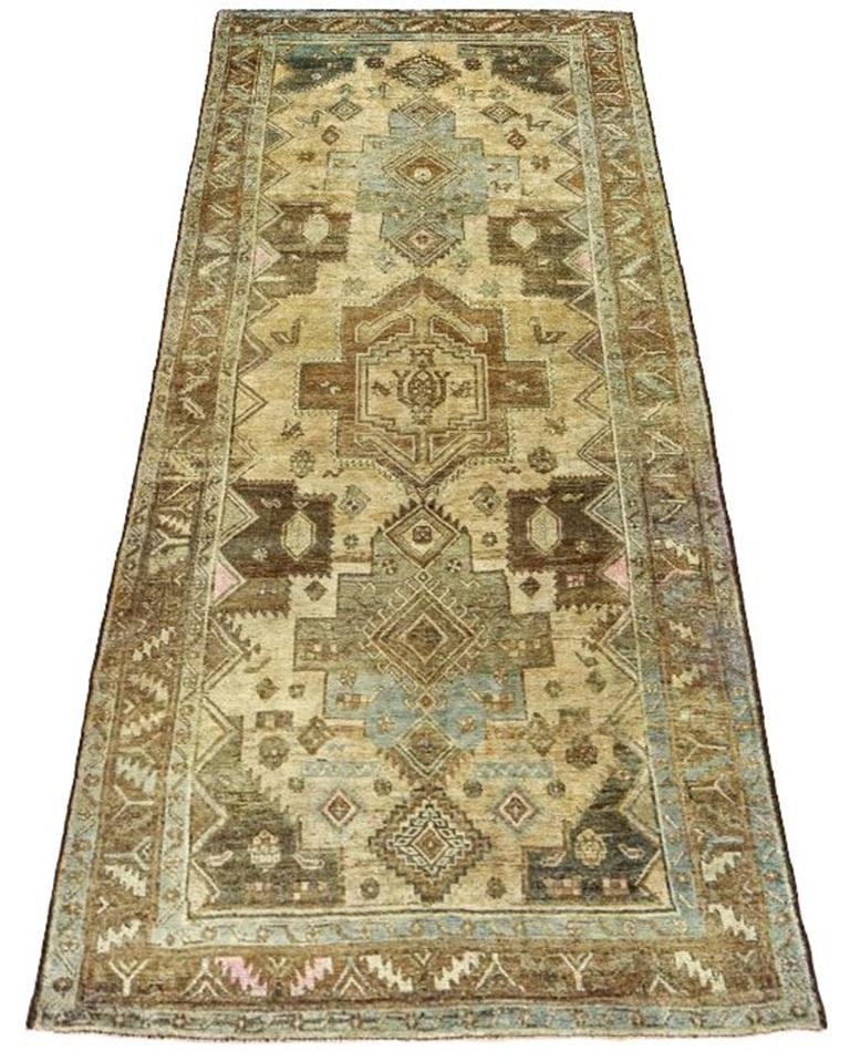 Entdecken Sie die Eleganz des persischen Bijar mit dem kleinen Teppich von ca. 1880. Dieses exklusive Design aus Wolle und BlauBraunElfenbein ist perfekt, um Ihren Raum zu verschönern.