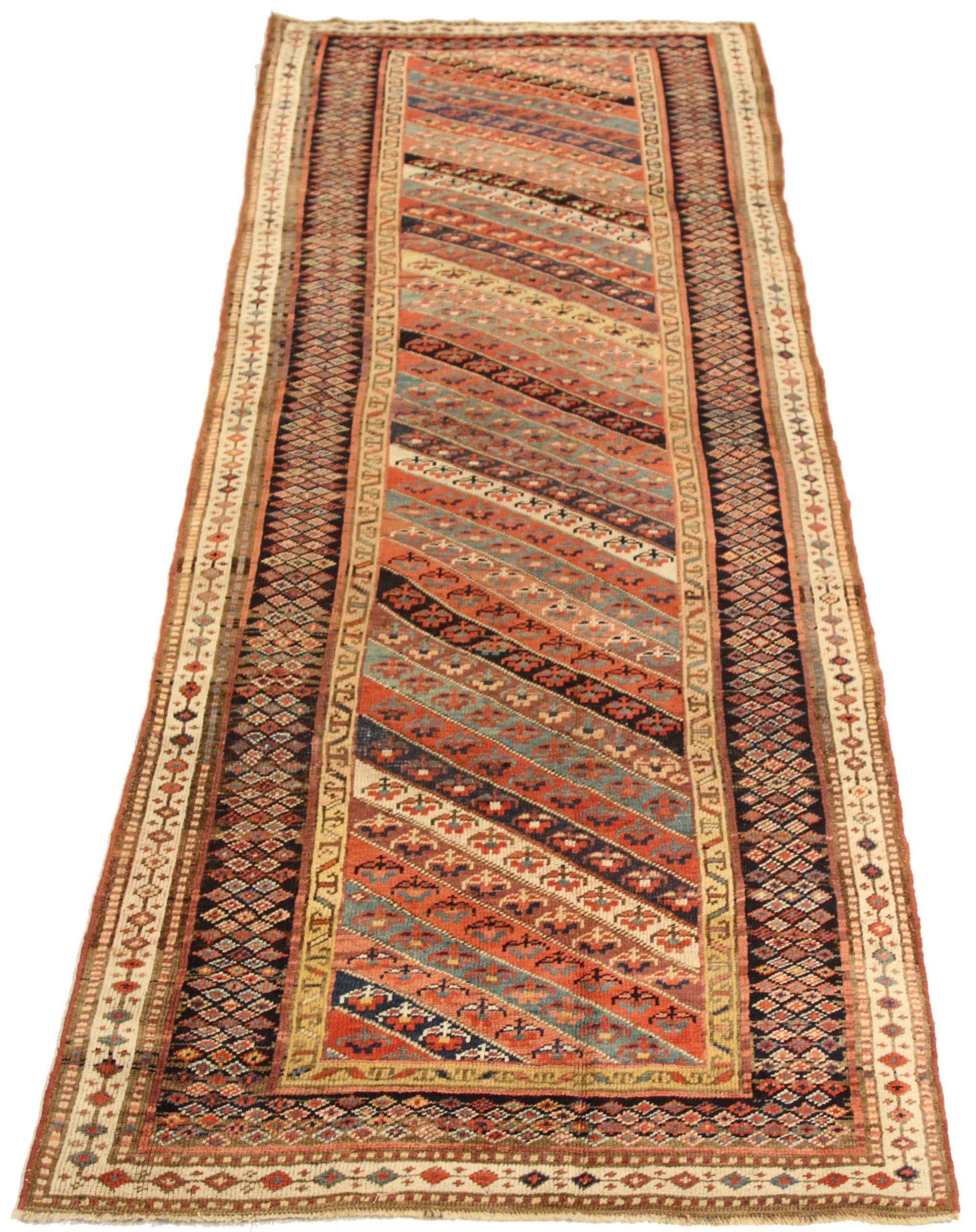 Entdecken Sie die Eleganz des persischen Bijar mit dem kleinen Teppich von ca. 1880. Dieses exklusive Design aus Wolle und Blau-Elfenbein-Rot-Gelb ist perfekt, um Ihren Raum zu verschönern.