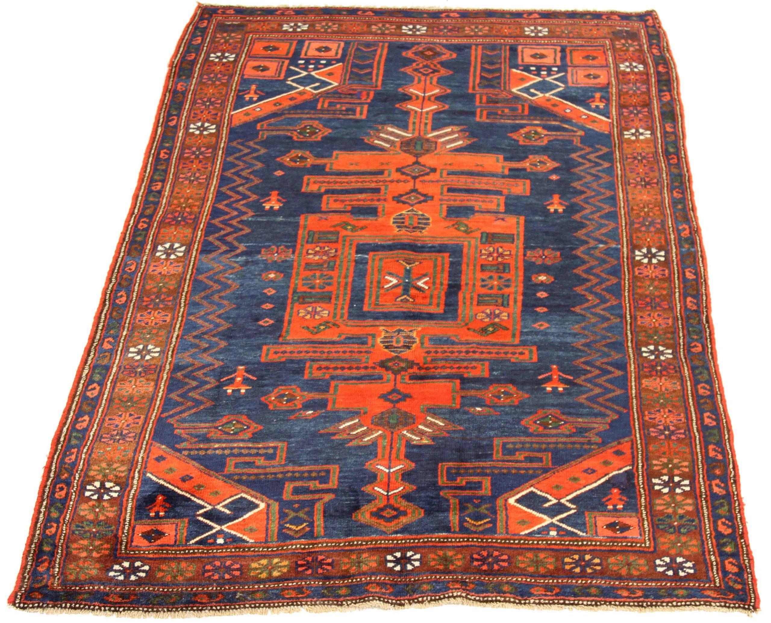 Entdecken Sie die Eleganz des persischen Bijar mit dem kleinen Teppich von ca. 1880. Dieses exklusive Design mit Wolle und BlueRed ist perfekt, um Ihren Raum zu verschönern.